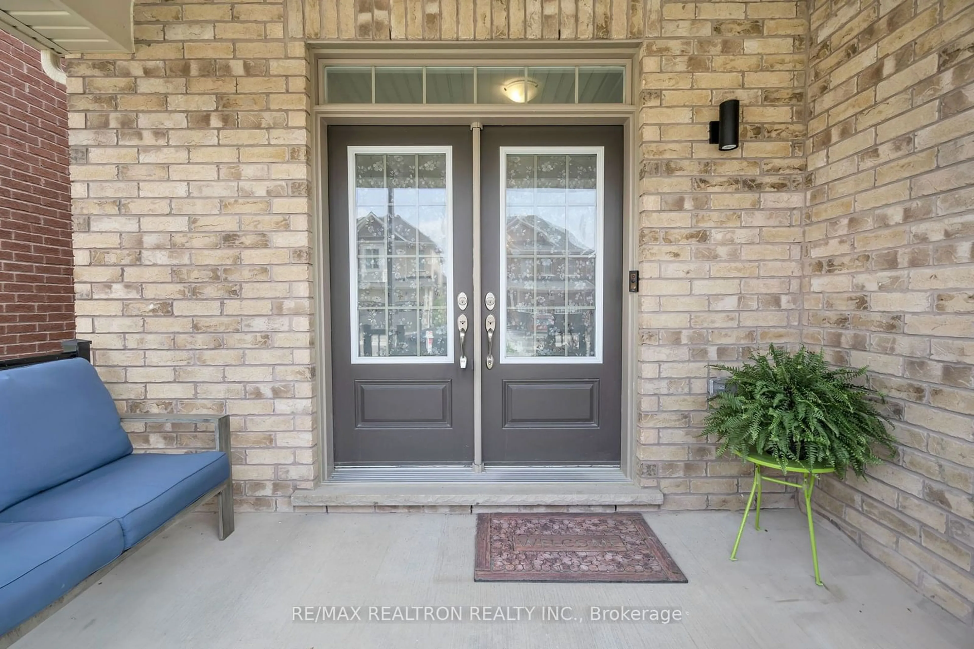 Indoor entryway, cement floor for 27 Pietrowski Dr, Georgina Ontario L4P 1J5