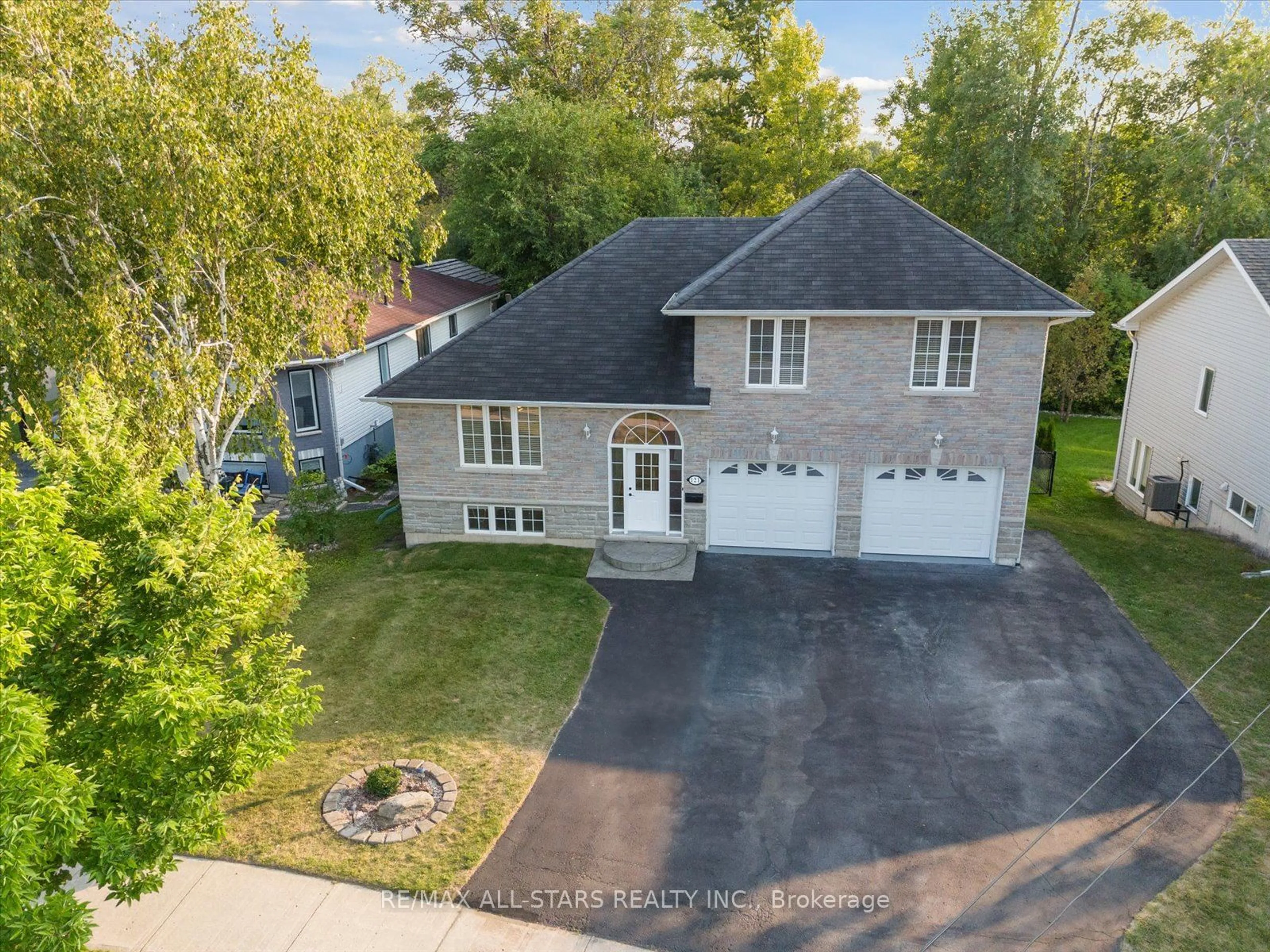 Frontside or backside of a home for 121 Riverglen Dr, Georgina Ontario L4P 2R3