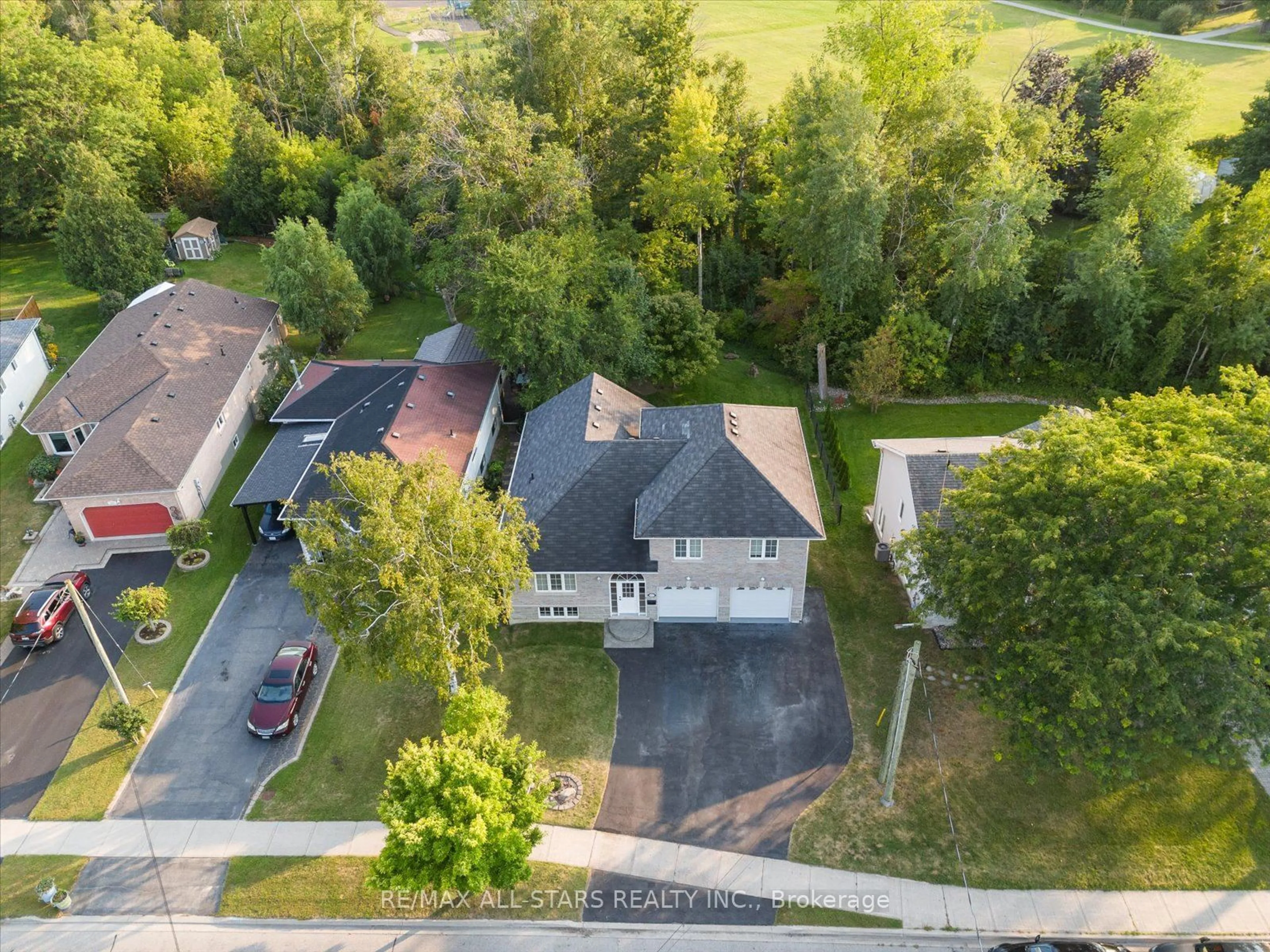 Frontside or backside of a home for 121 Riverglen Dr, Georgina Ontario L4P 2R3