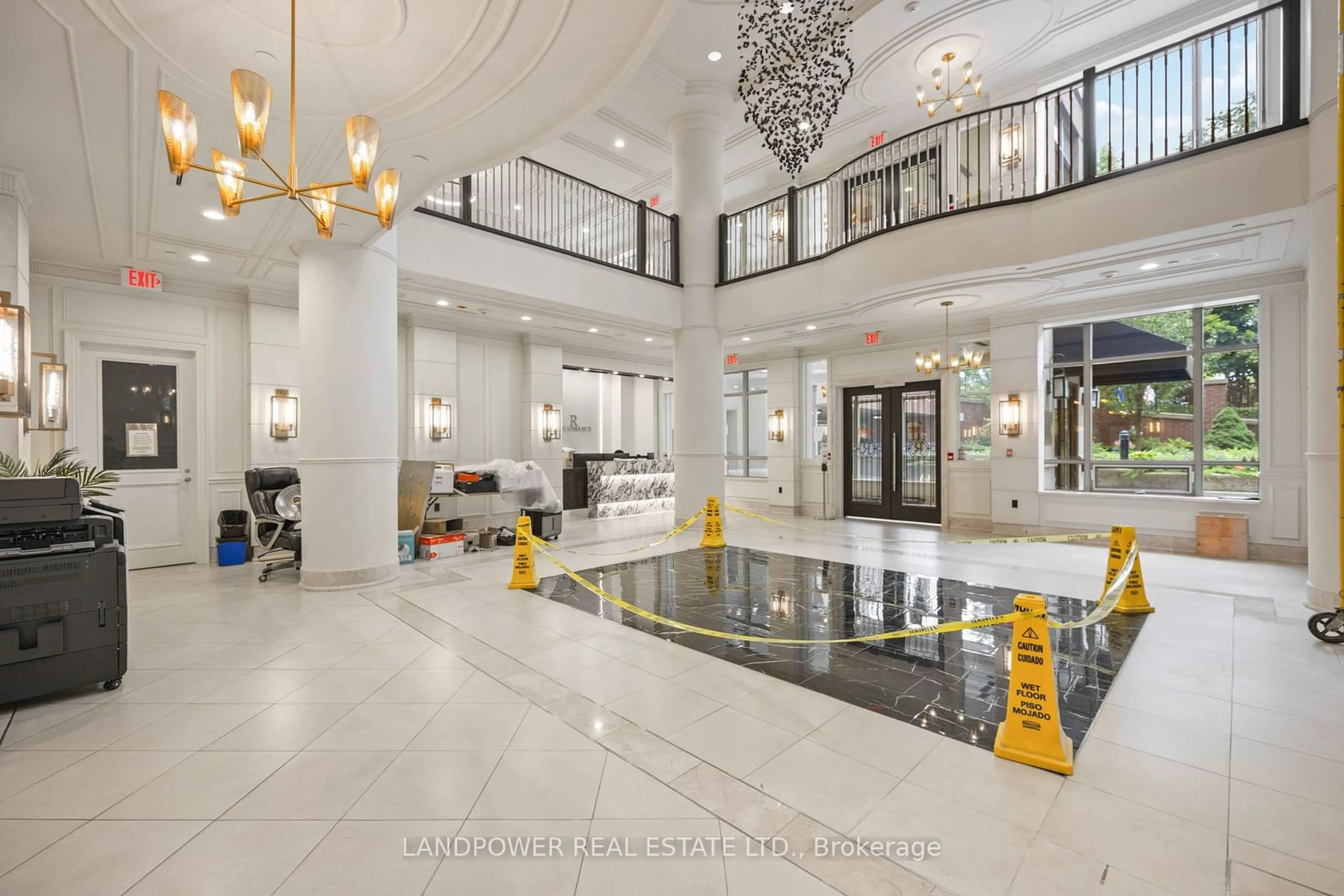 Indoor lobby for 10101 Yonge St #611, Richmond Hill Ontario L4C 0V6