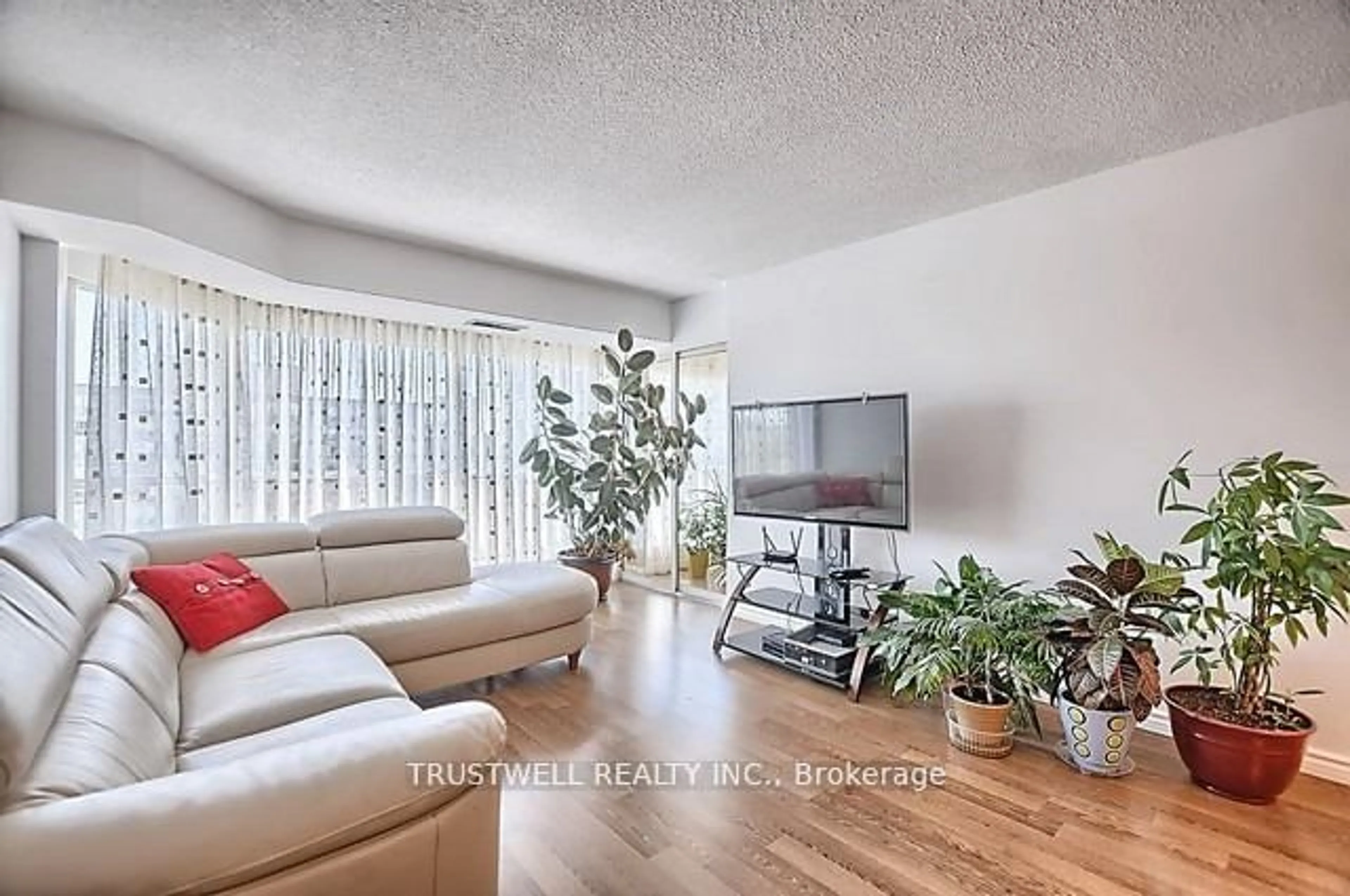 Living room, wood floors for 309 Major Mackenzie Dr #812, Richmond Hill Ontario L4C 9V5