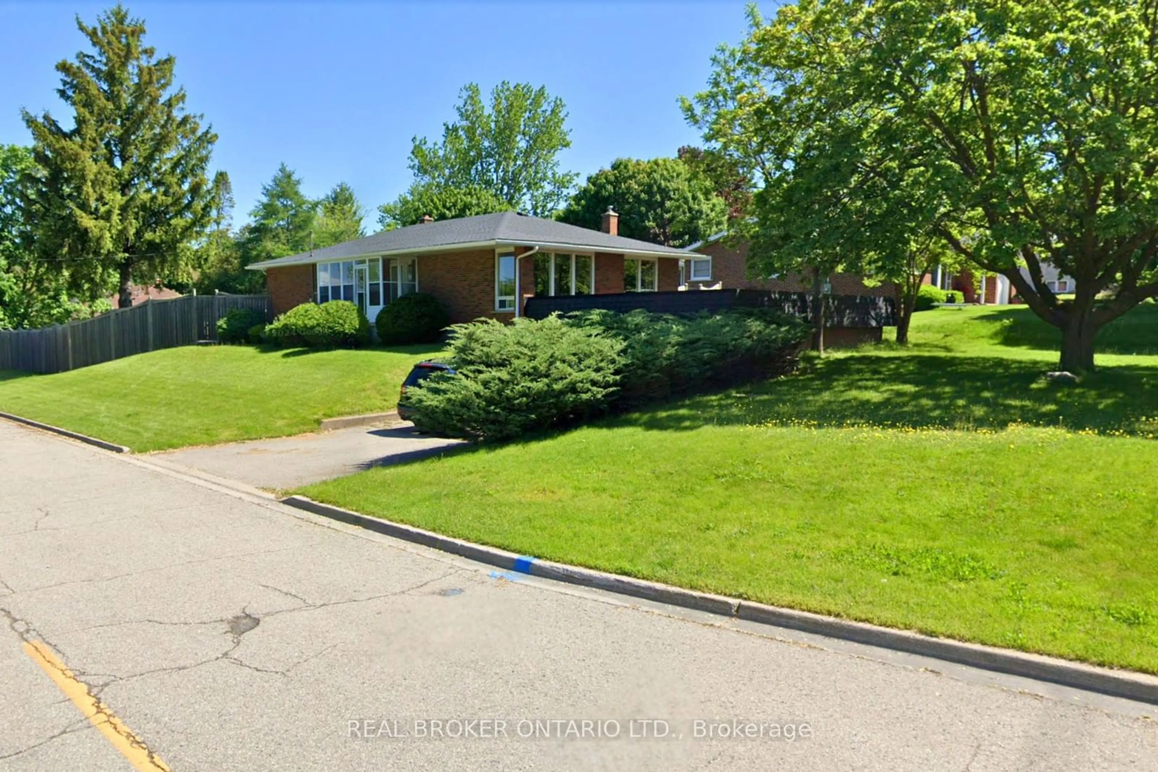 A pic from exterior of the house or condo, the street view for 11 Belfry Dr, Newmarket Ontario L3Y 3E9