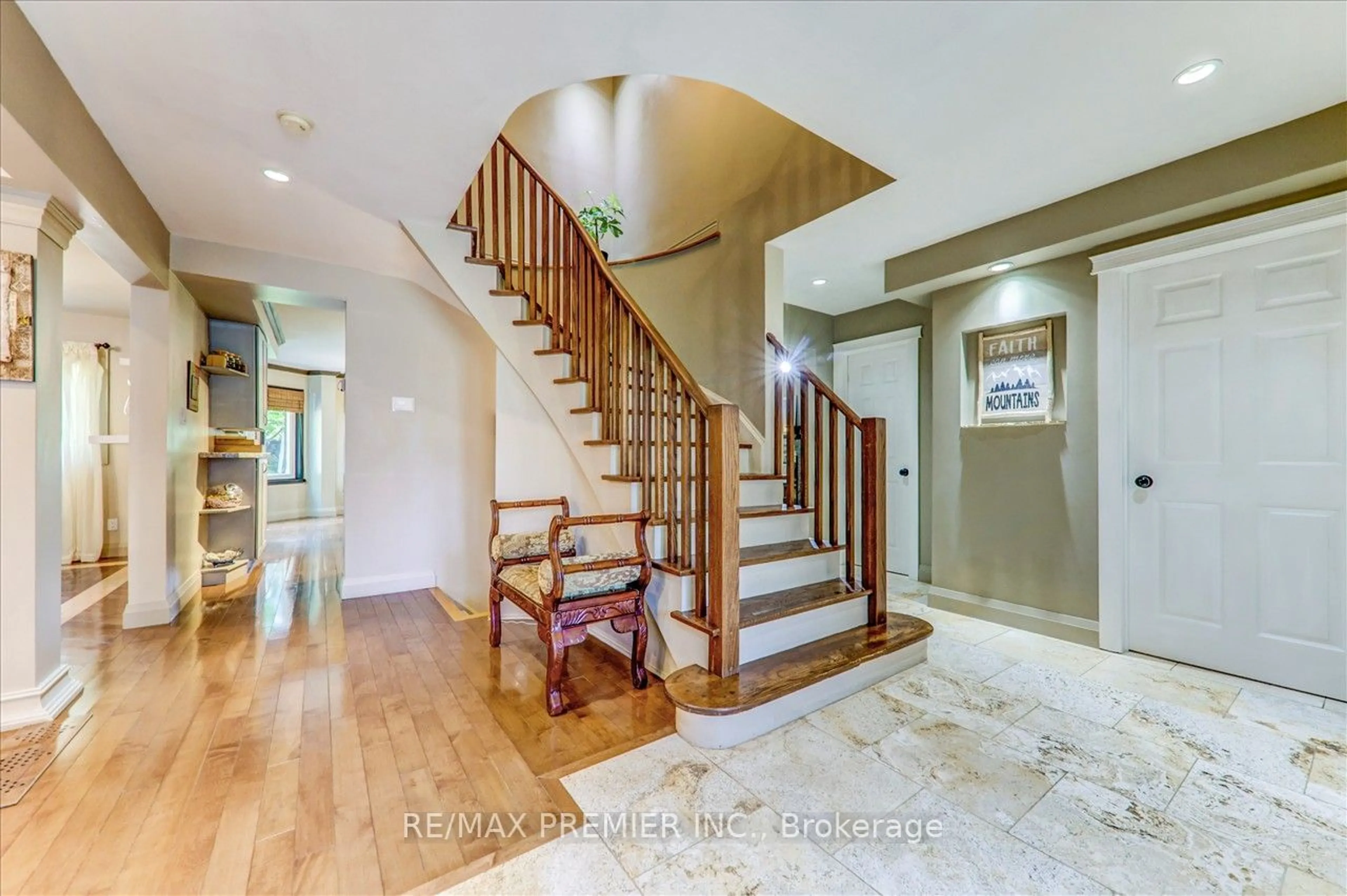 Indoor entryway, wood floors for 347 Alex Donor Dr, Newmarket Ontario L3X 1G1