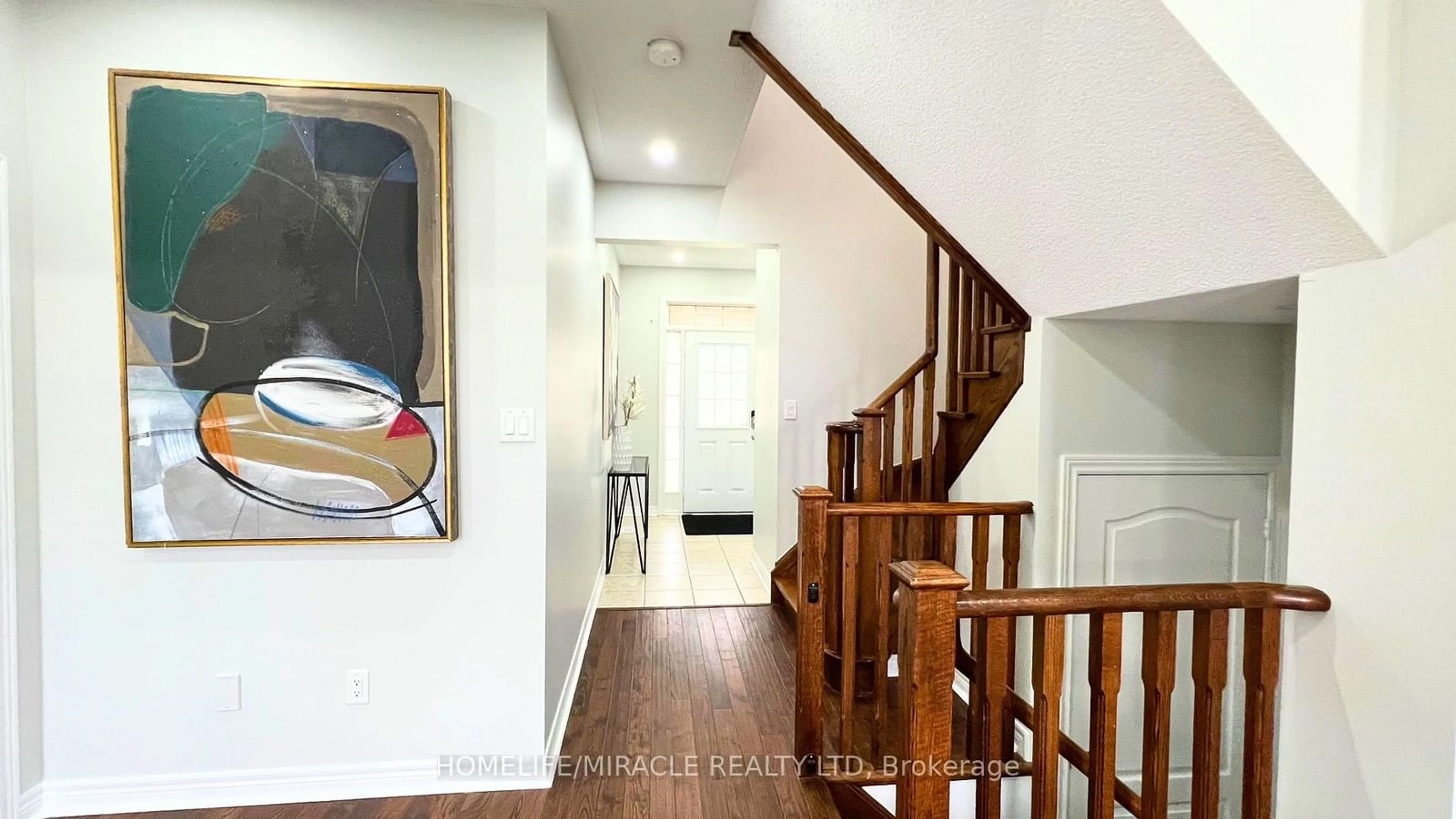 Indoor foyer, wood floors for 128 Summerlyn Tr, Bradford West Gwillimbury Ontario L3Z 0E3