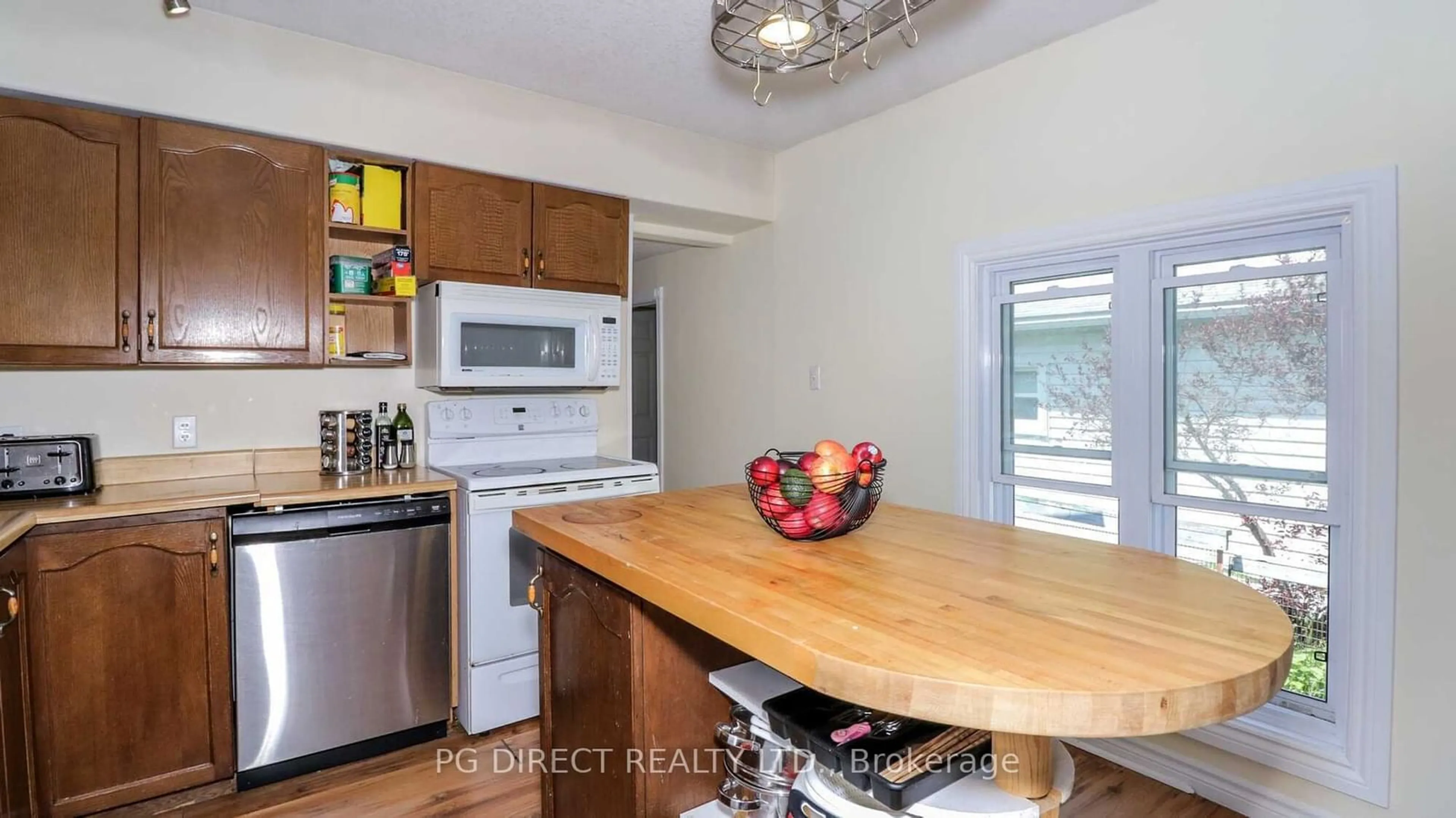 Open concept kitchen for 2 Shamrock Cres, Essa Ontario L0M 1B1