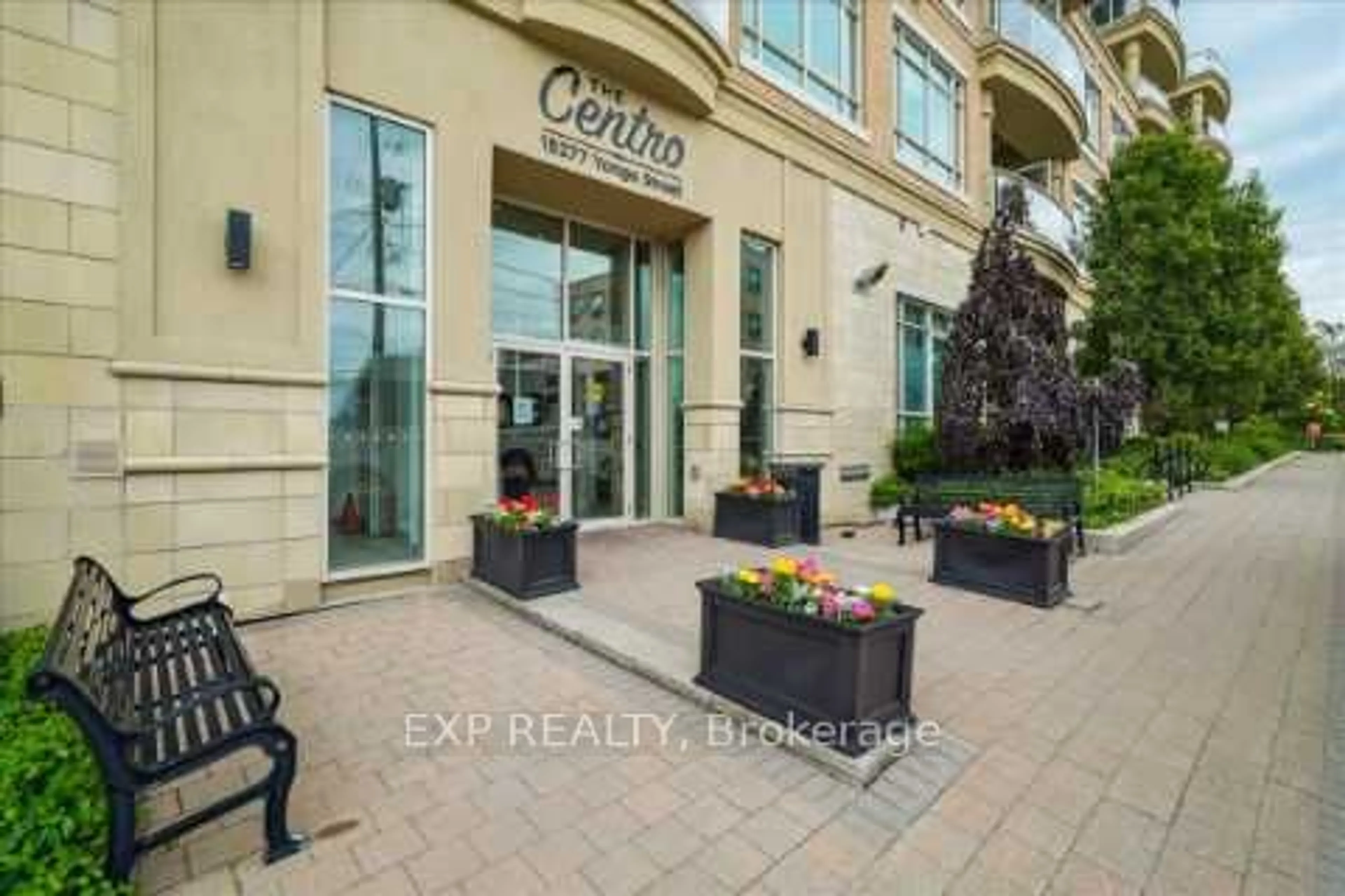 Indoor lobby for 15277 Yonge St #315, Aurora Ontario L4G 1Y3