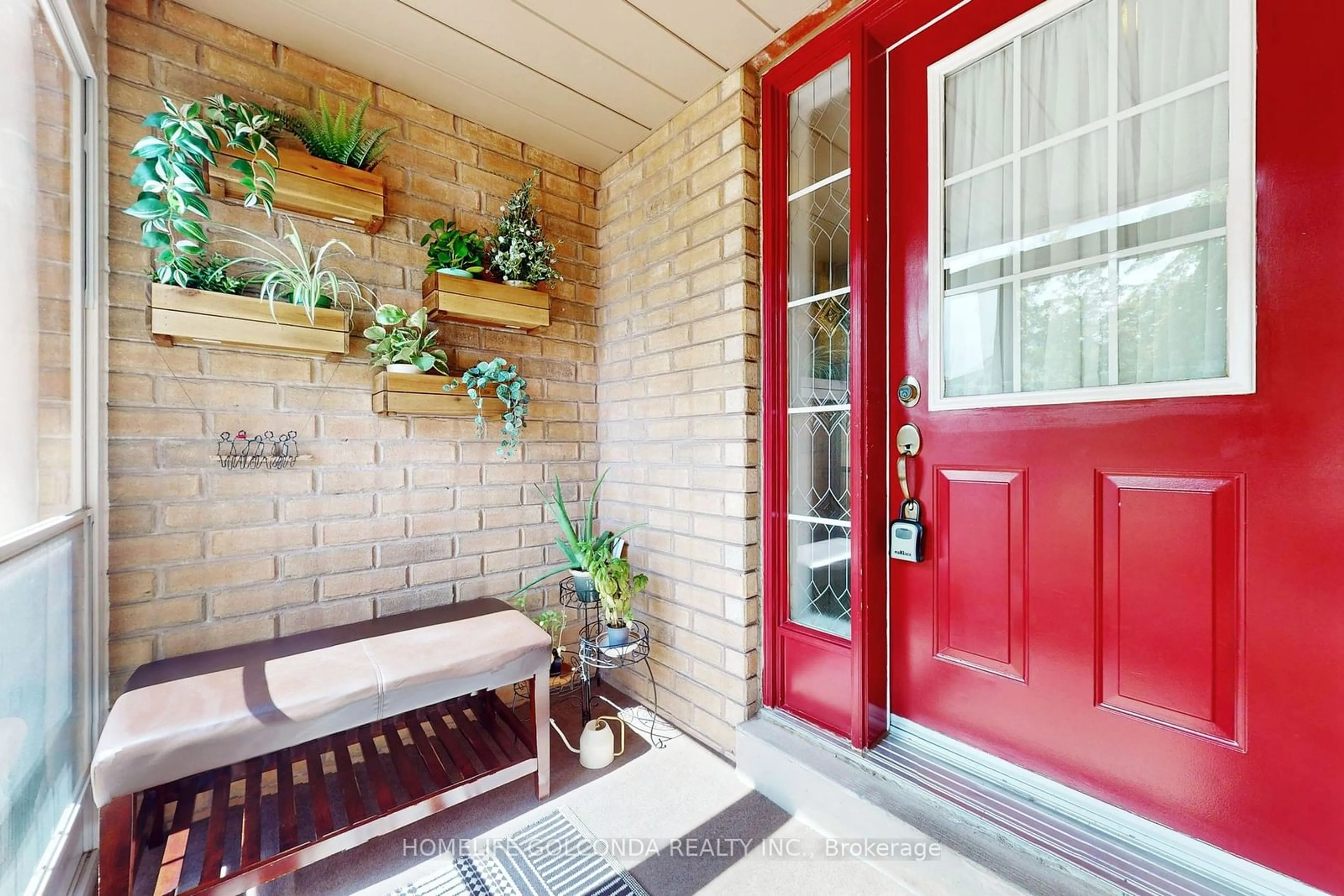 Indoor entryway for 120 Maple Sugar Lane, Vaughan Ontario L4J 8S9