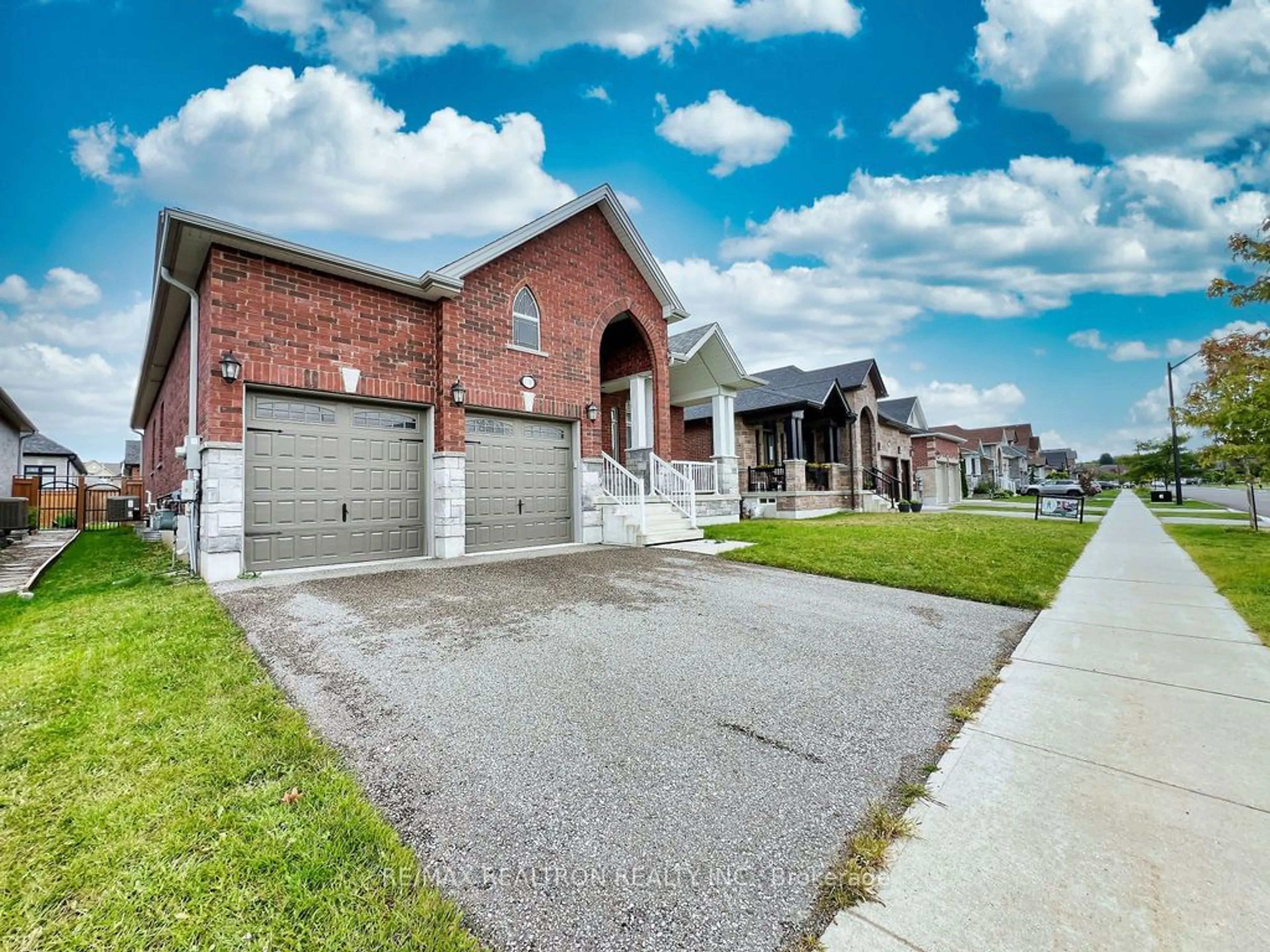 Frontside or backside of a home, the street view for 1137 Quarry Dr, Innisfil Ontario L9S 4W9