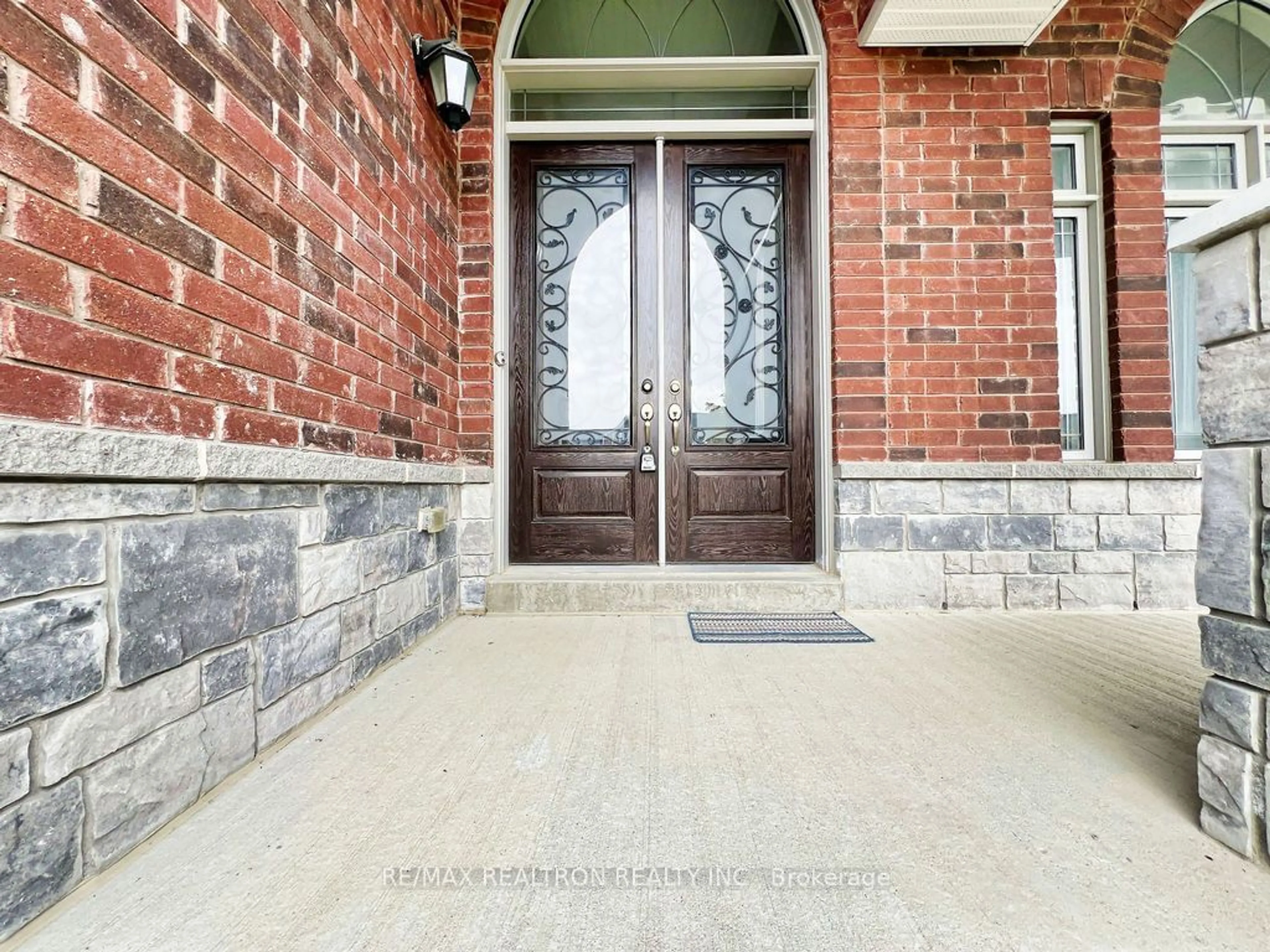 Indoor entryway, ceramic floors for 1137 Quarry Dr, Innisfil Ontario L9S 4W9