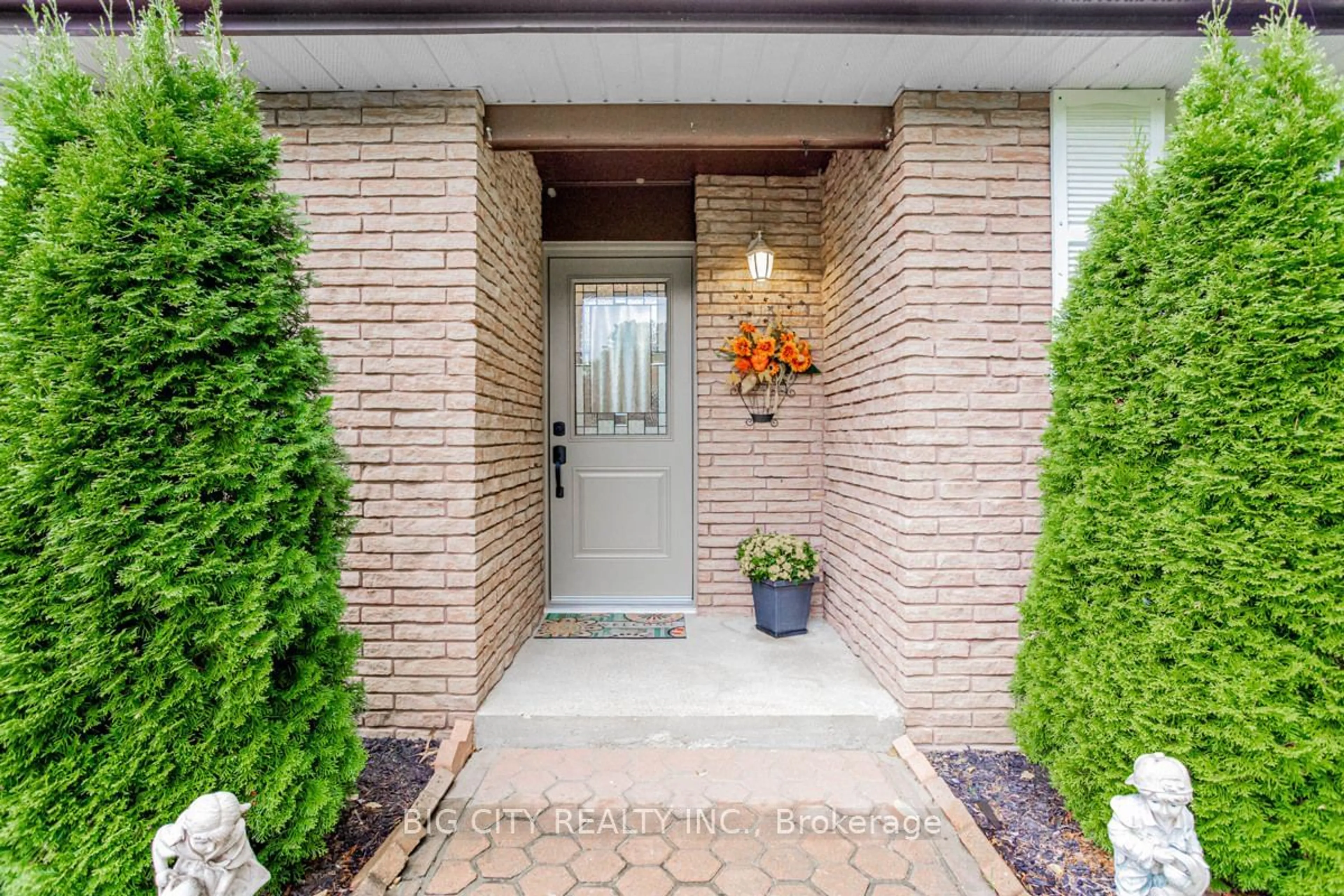 Indoor entryway for 44 Garrett Dr, Georgina Ontario L0E 1R0