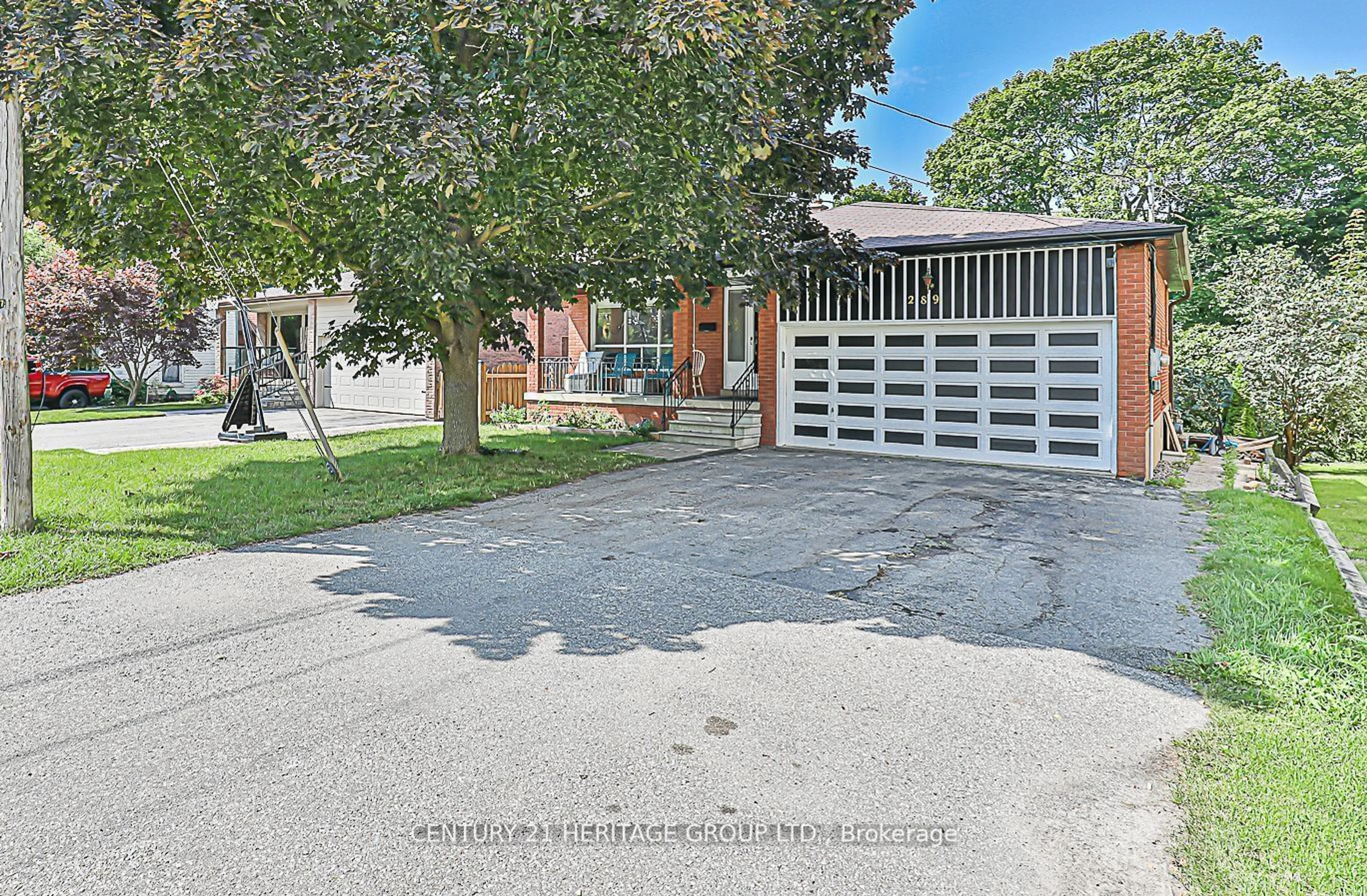 A pic from exterior of the house or condo, the street view for 289 Richmond St, Richmond Hill Ontario L4C 3Z2