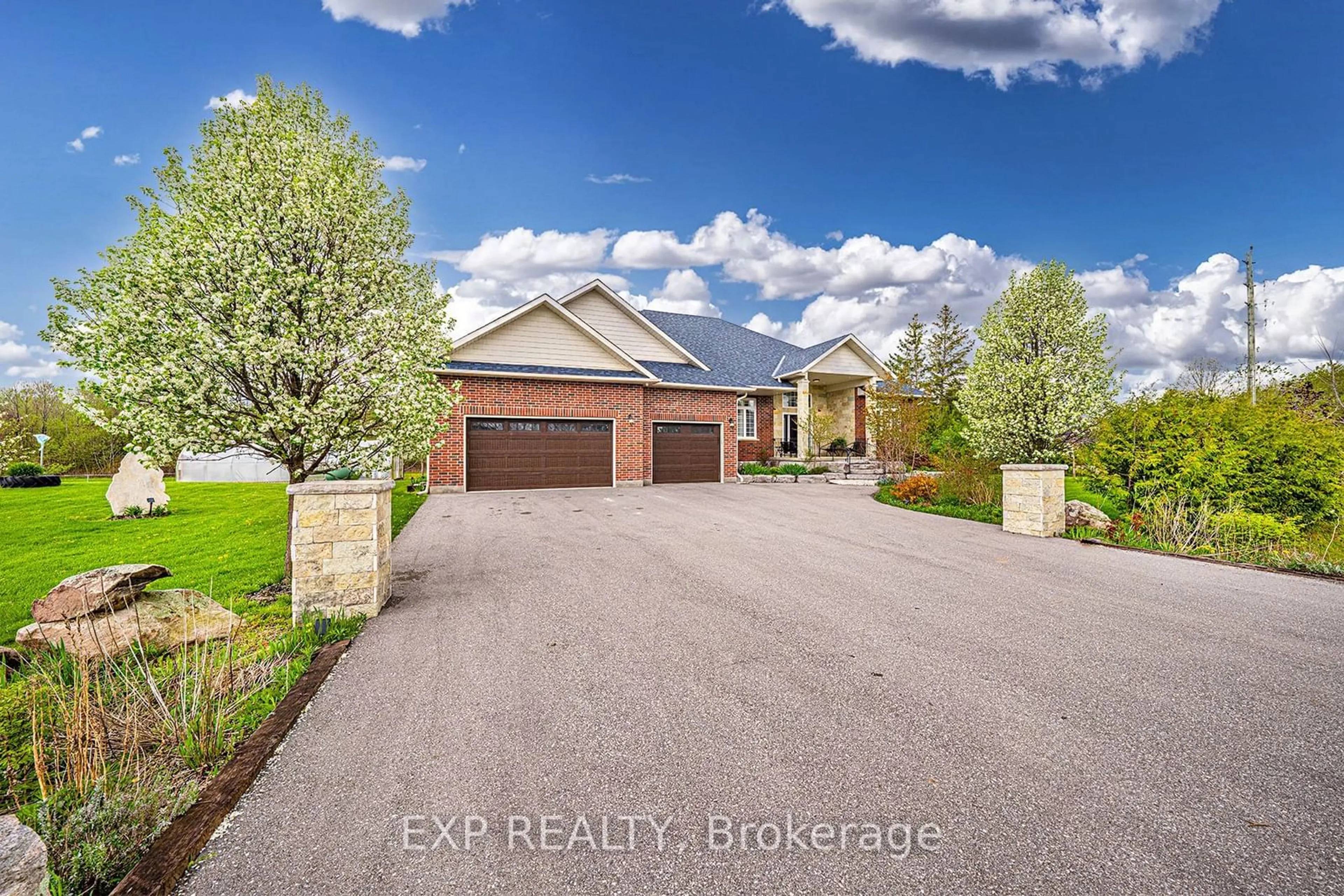 Frontside or backside of a home, the street view for 4 Blake St, East Gwillimbury Ontario L0E 1R0