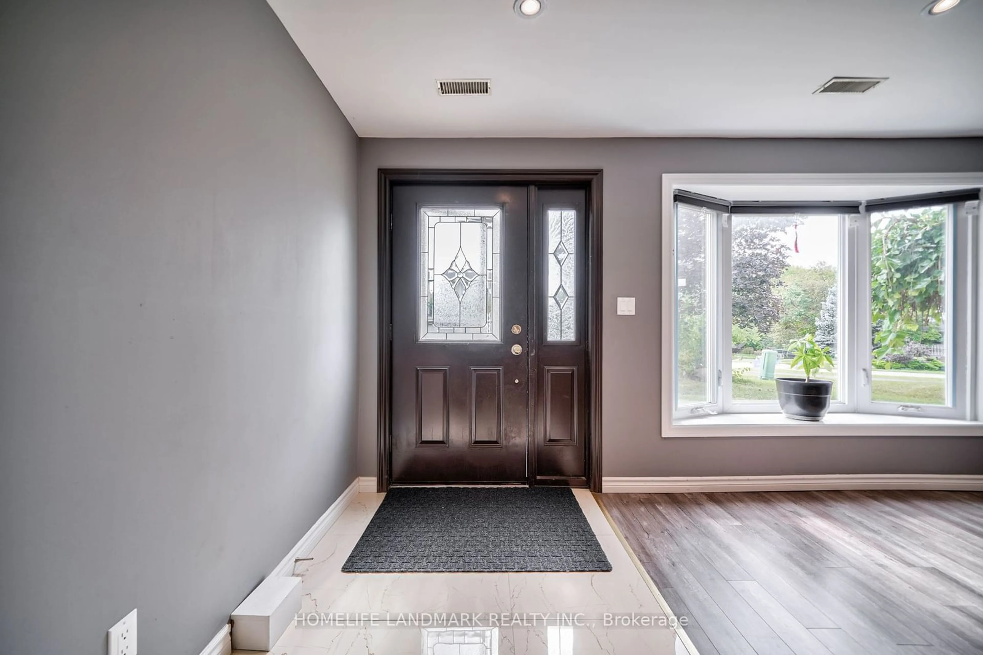 Indoor entryway for 140 Oakcrest Dr, Georgina Ontario L4P 3H9