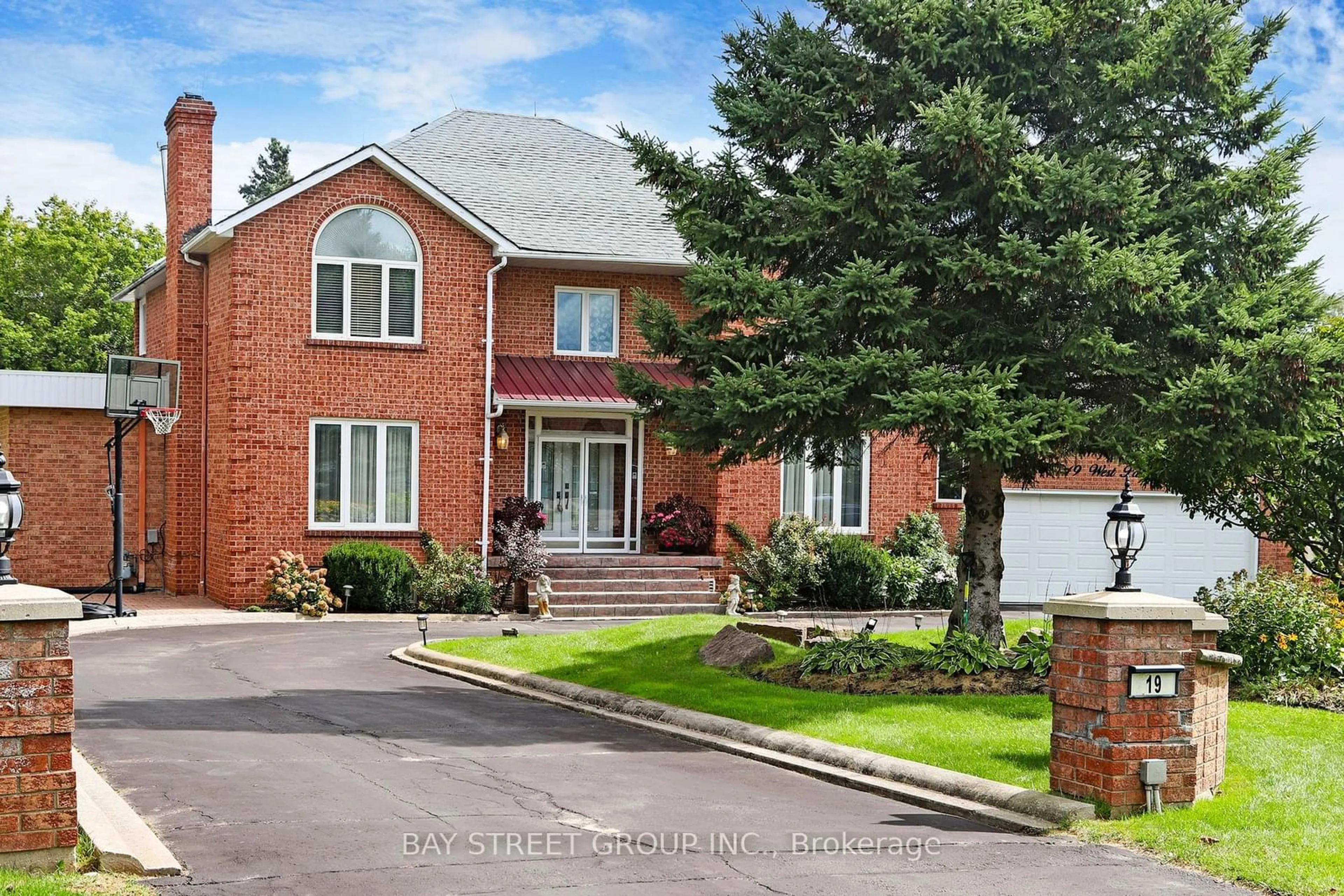 Home with brick exterior material for 19 West Park Blvd, Whitchurch-Stouffville Ontario L0H 1G0