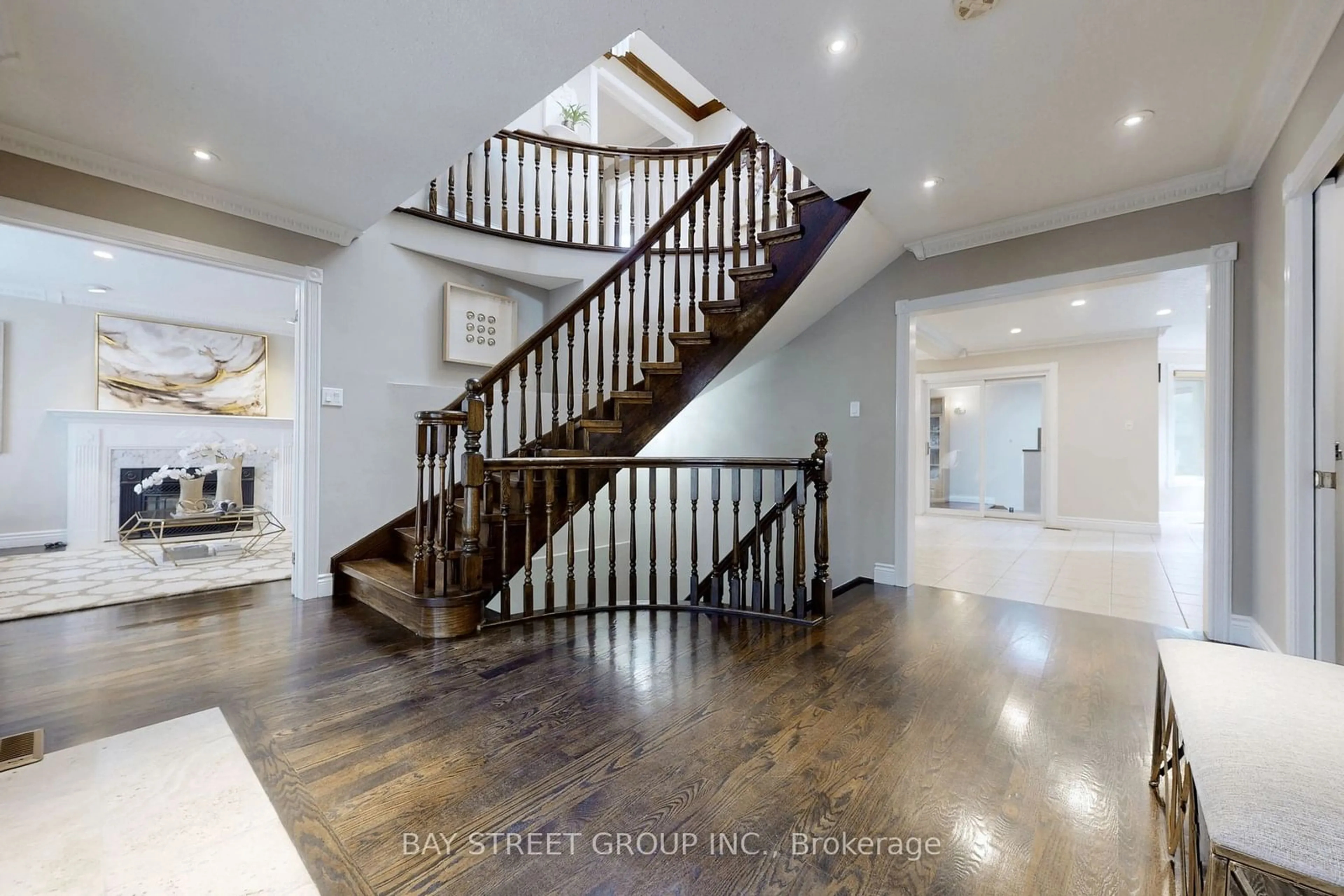 Indoor entryway, wood floors for 19 West Park Blvd, Whitchurch-Stouffville Ontario L0H 1G0