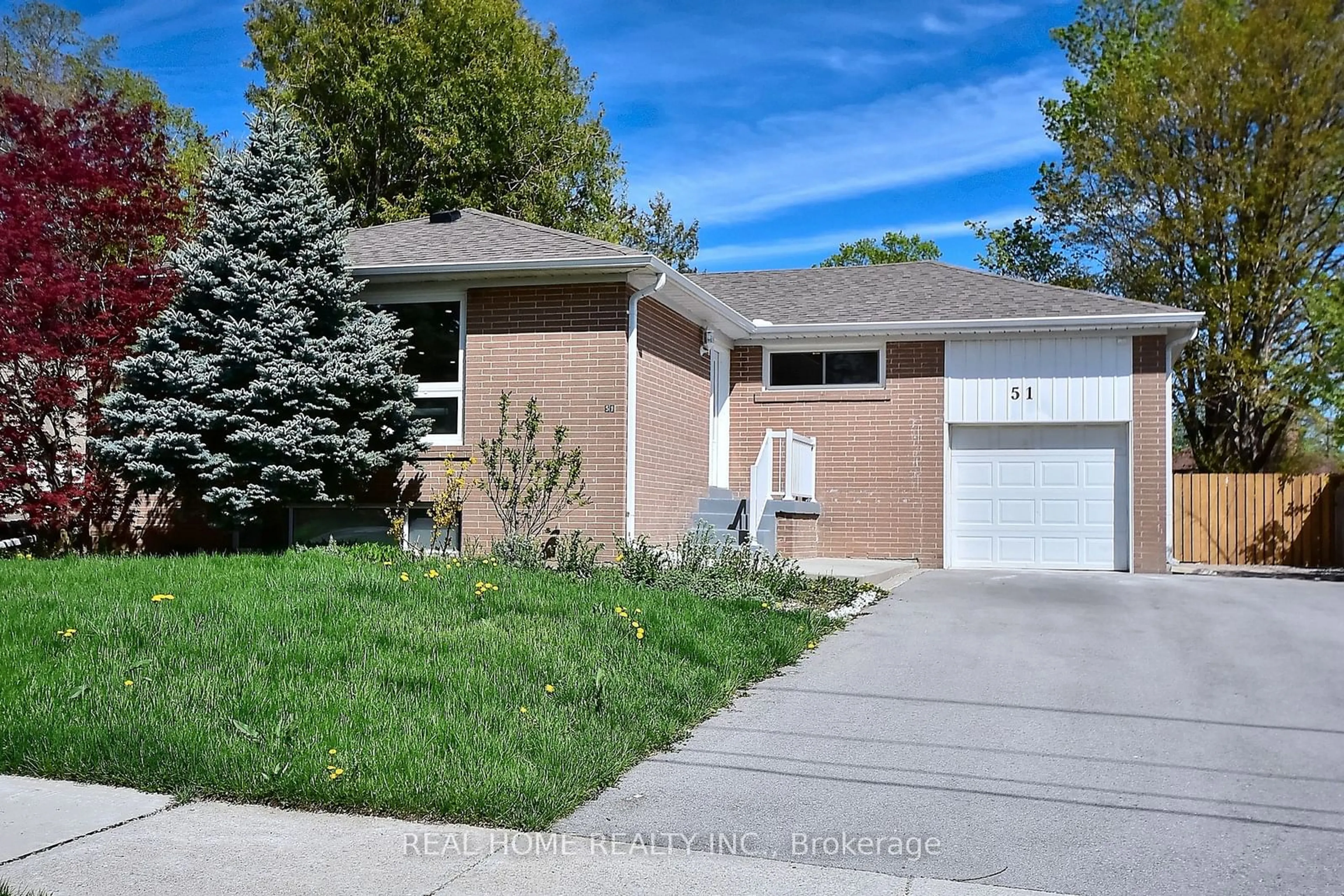 Frontside or backside of a home, the street view for 51 Gladman Ave, Newmarket Ontario L3Y 1W4