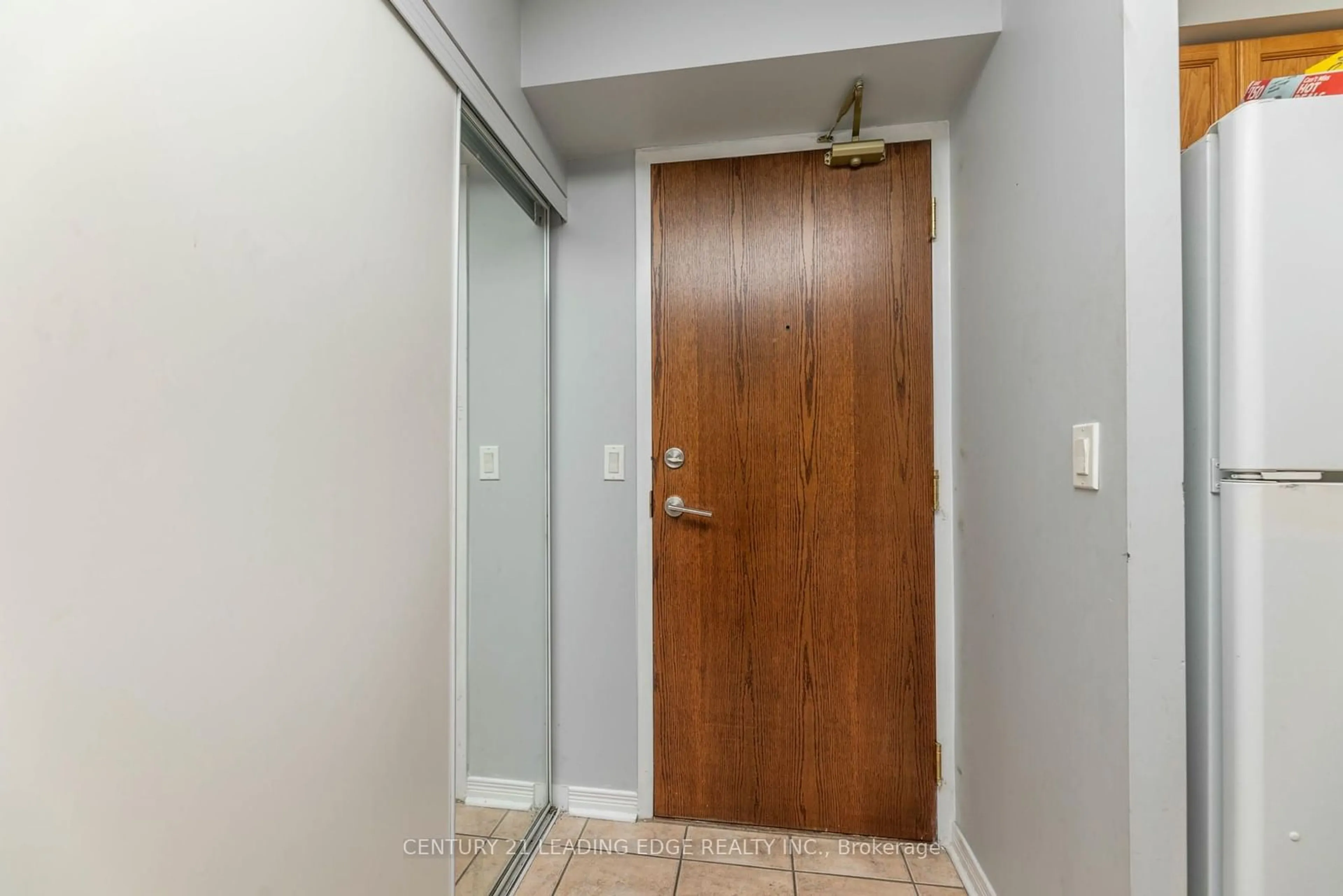 Indoor entryway for 11 Oneida Cres #712, Richmond Hill Ontario L4B 0A1