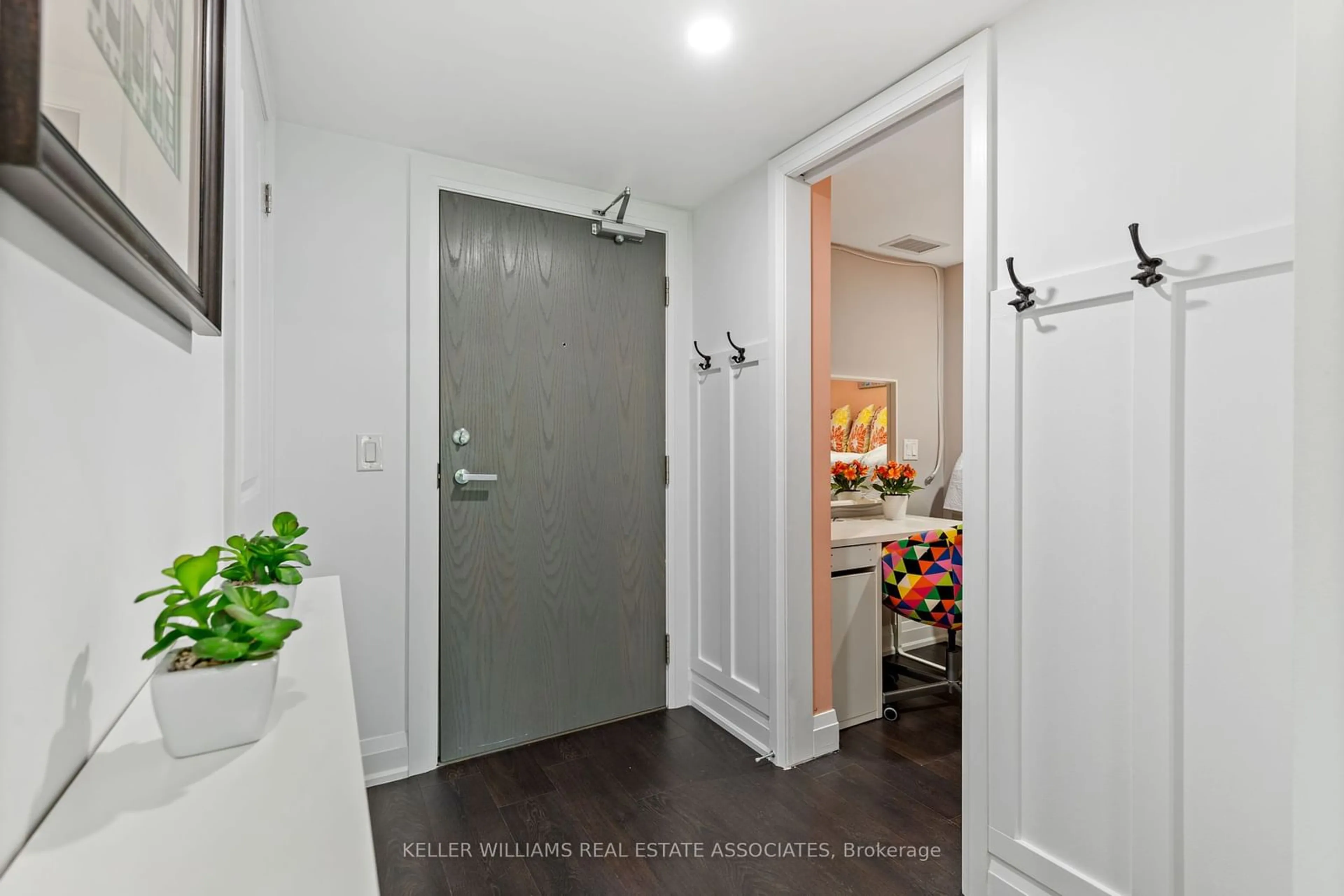 Indoor entryway for 481 Rupert Ave #2201, Whitchurch-Stouffville Ontario L4A 1Y7