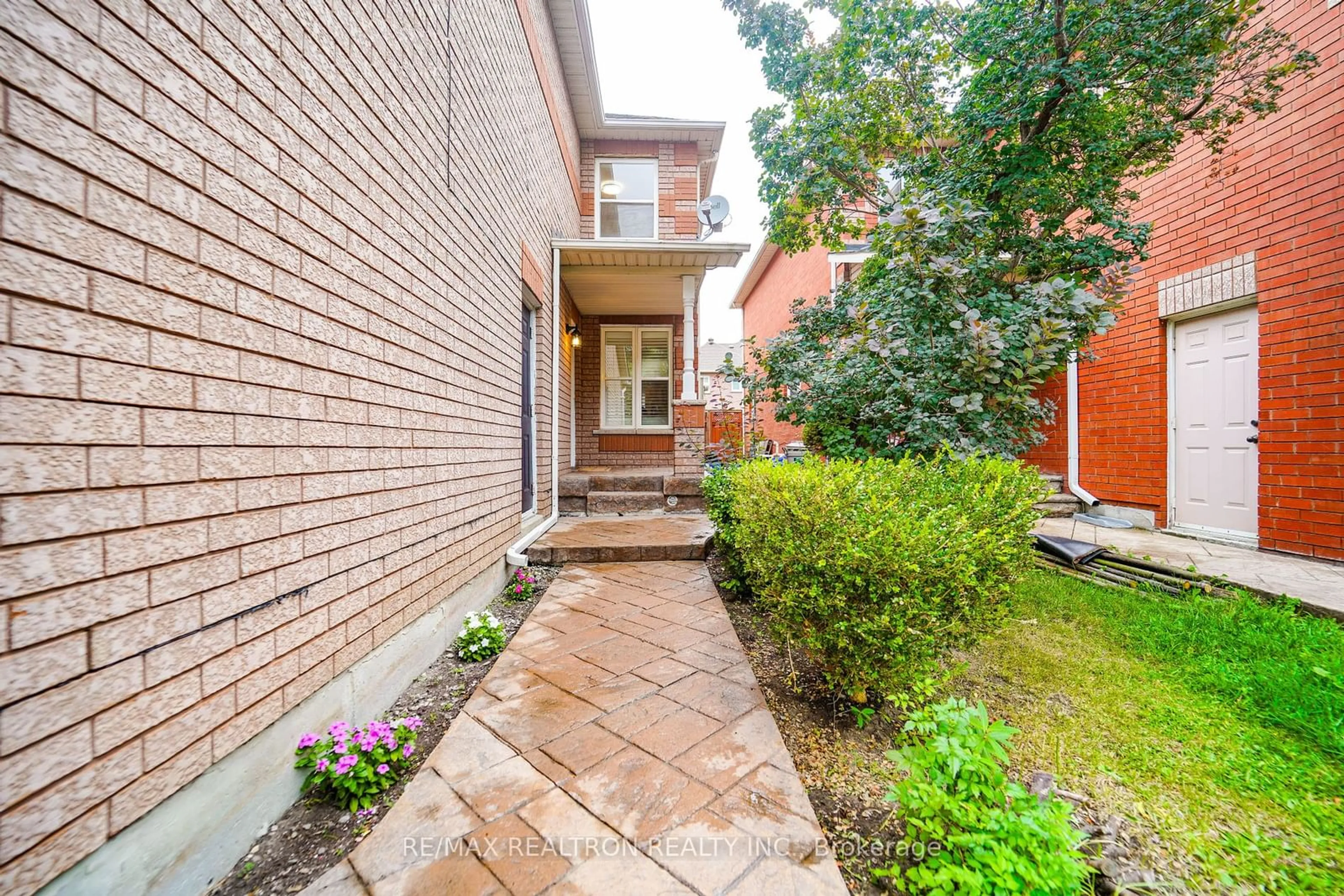 Home with brick exterior material for 18 Jensen Crt, Vaughan Ontario L6A 2T6