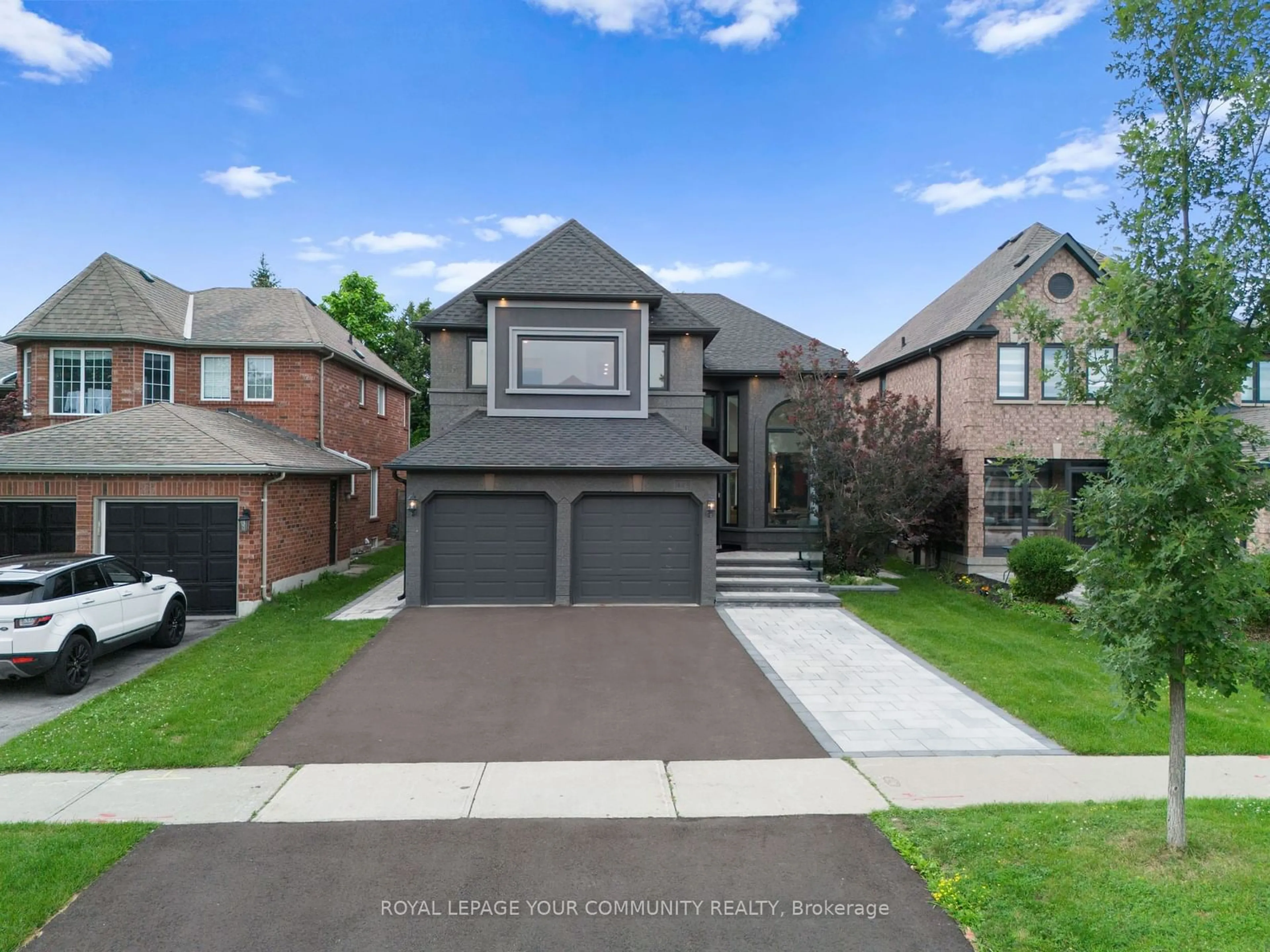 Frontside or backside of a home for 443 Silken Laumann Dr, Newmarket Ontario L3X 2H9