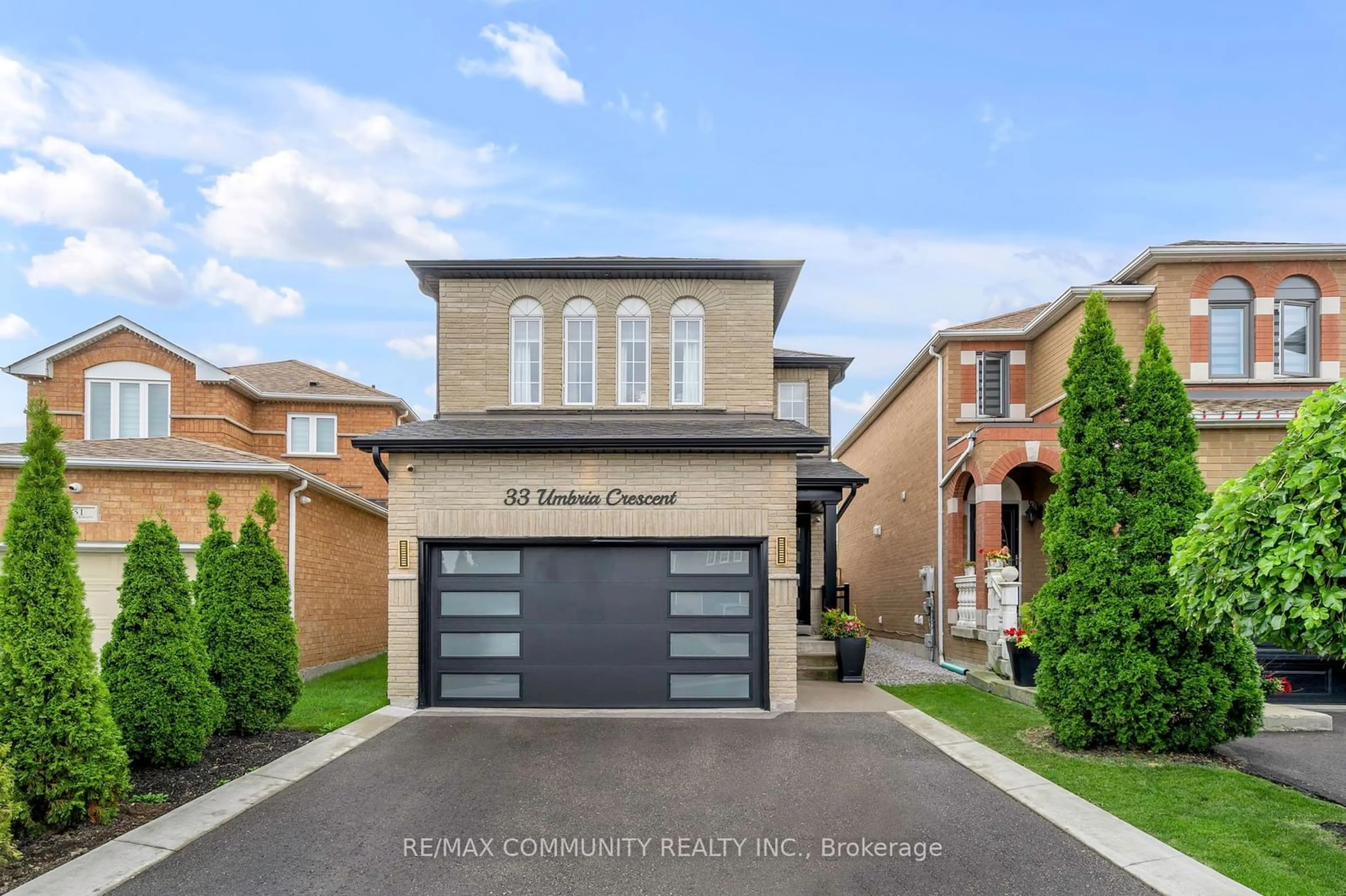 Frontside or backside of a home for 33 Umbria Cres, Vaughan Ontario L4H 2E1