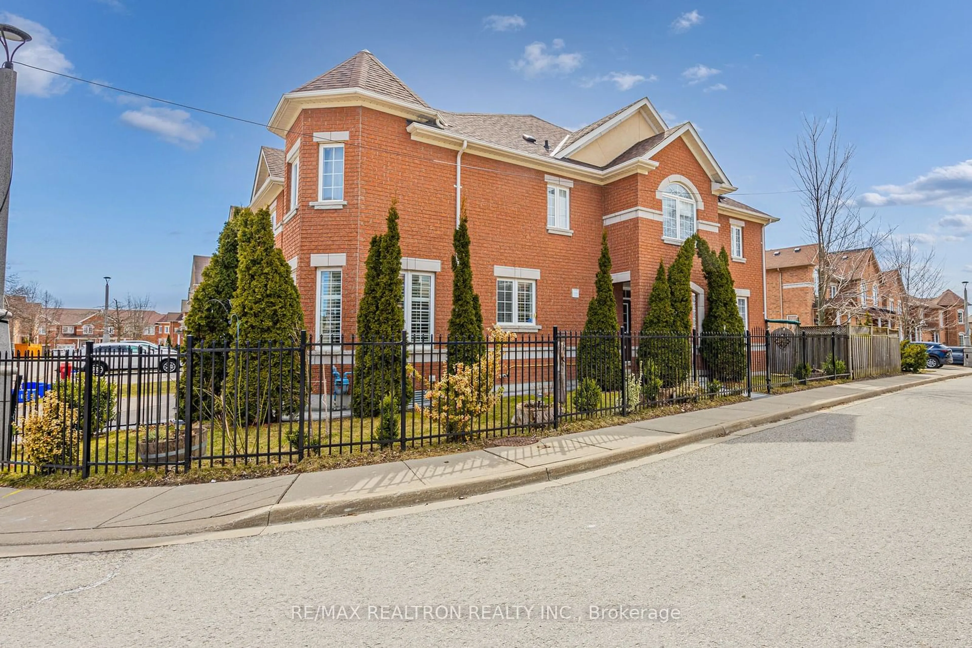 A pic from exterior of the house or condo, the street view for 8 Townwood Dr #78, Richmond Hill Ontario L4E 4Y3