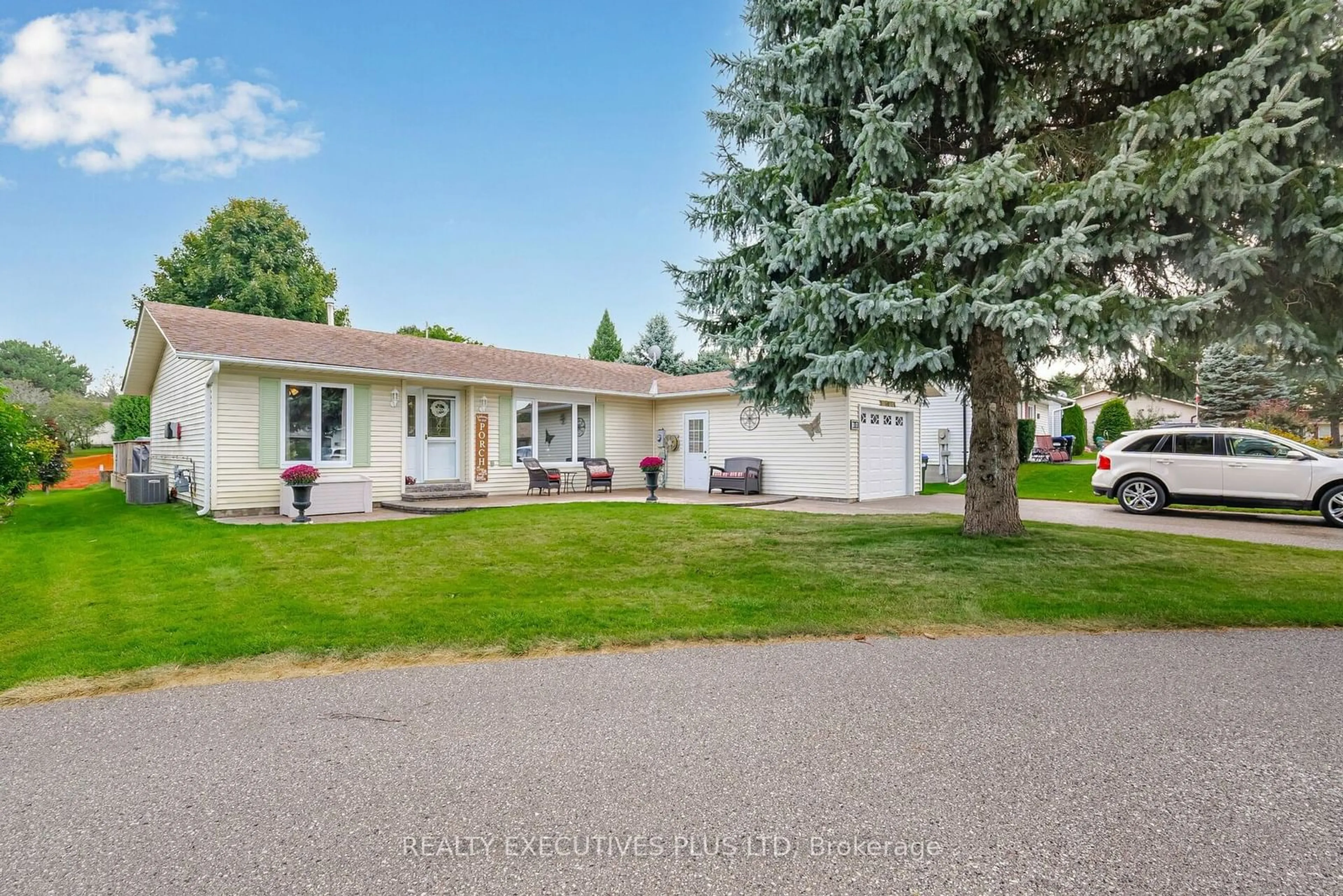 Frontside or backside of a home, the street view for 7 Hickory Crt, New Tecumseth Ontario L0G 1W0