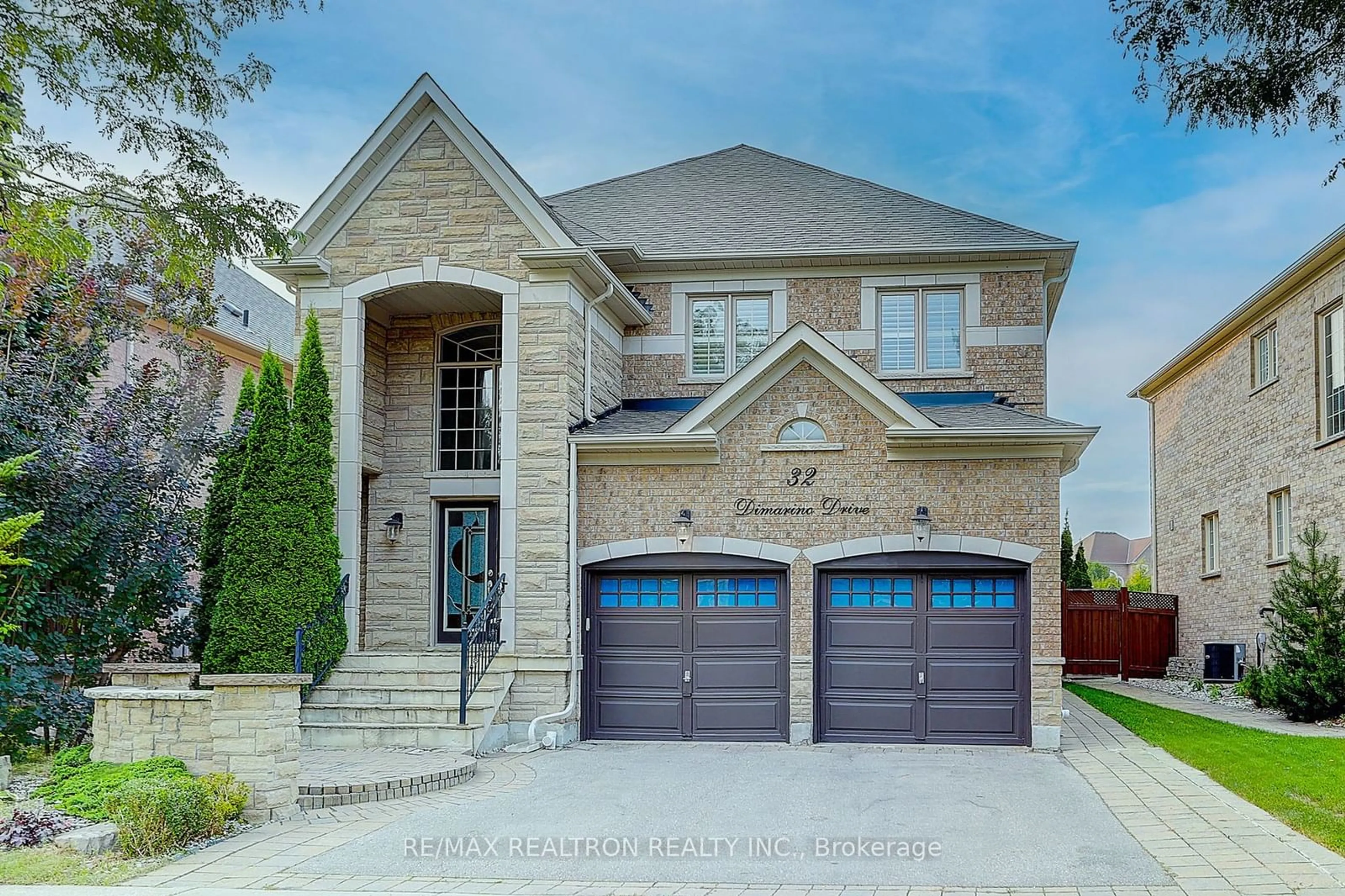 Home with brick exterior material for 32 Dimarino Dr, Vaughan Ontario L6A 0E8