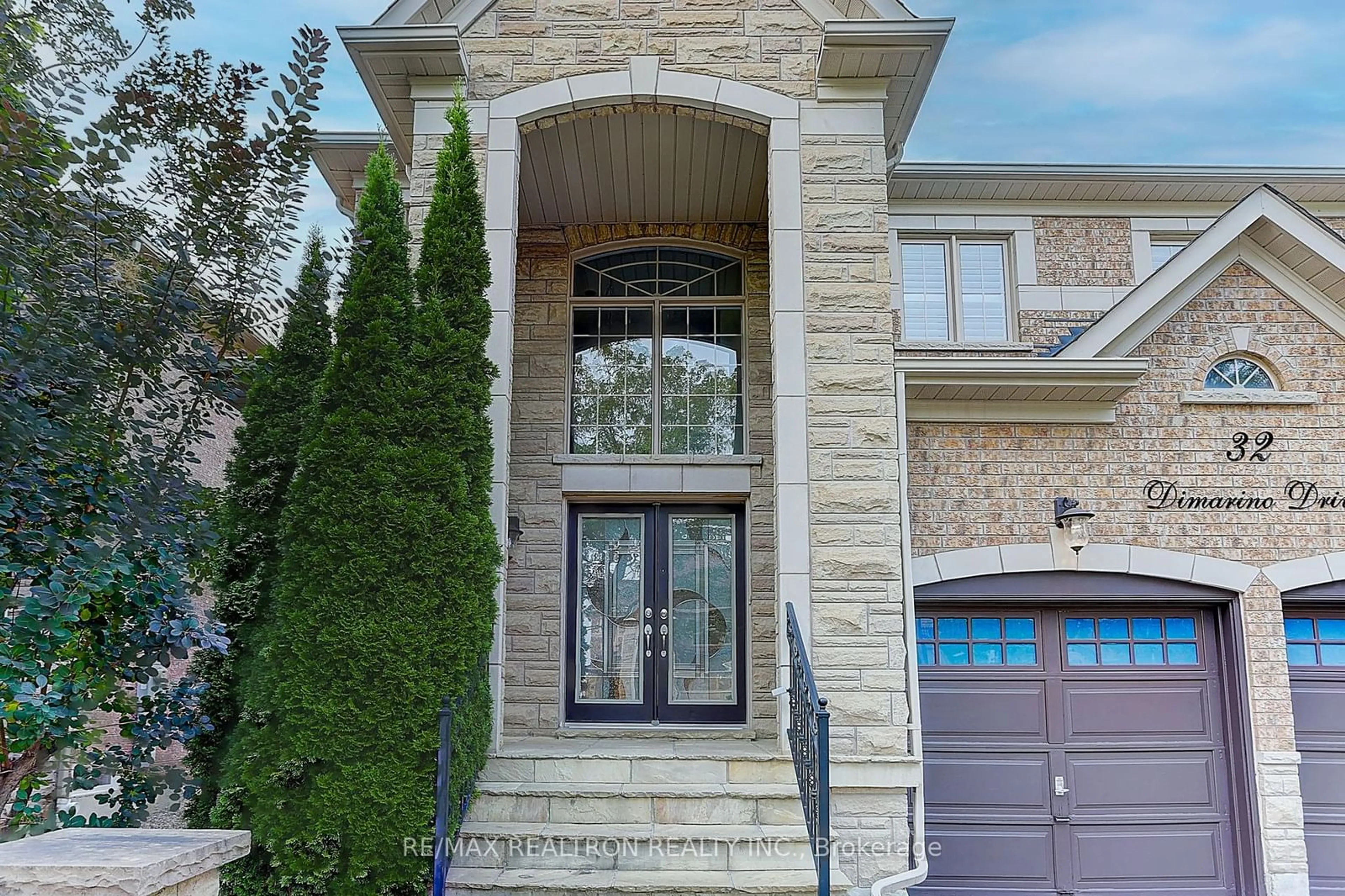 Home with brick exterior material for 32 Dimarino Dr, Vaughan Ontario L6A 0E8