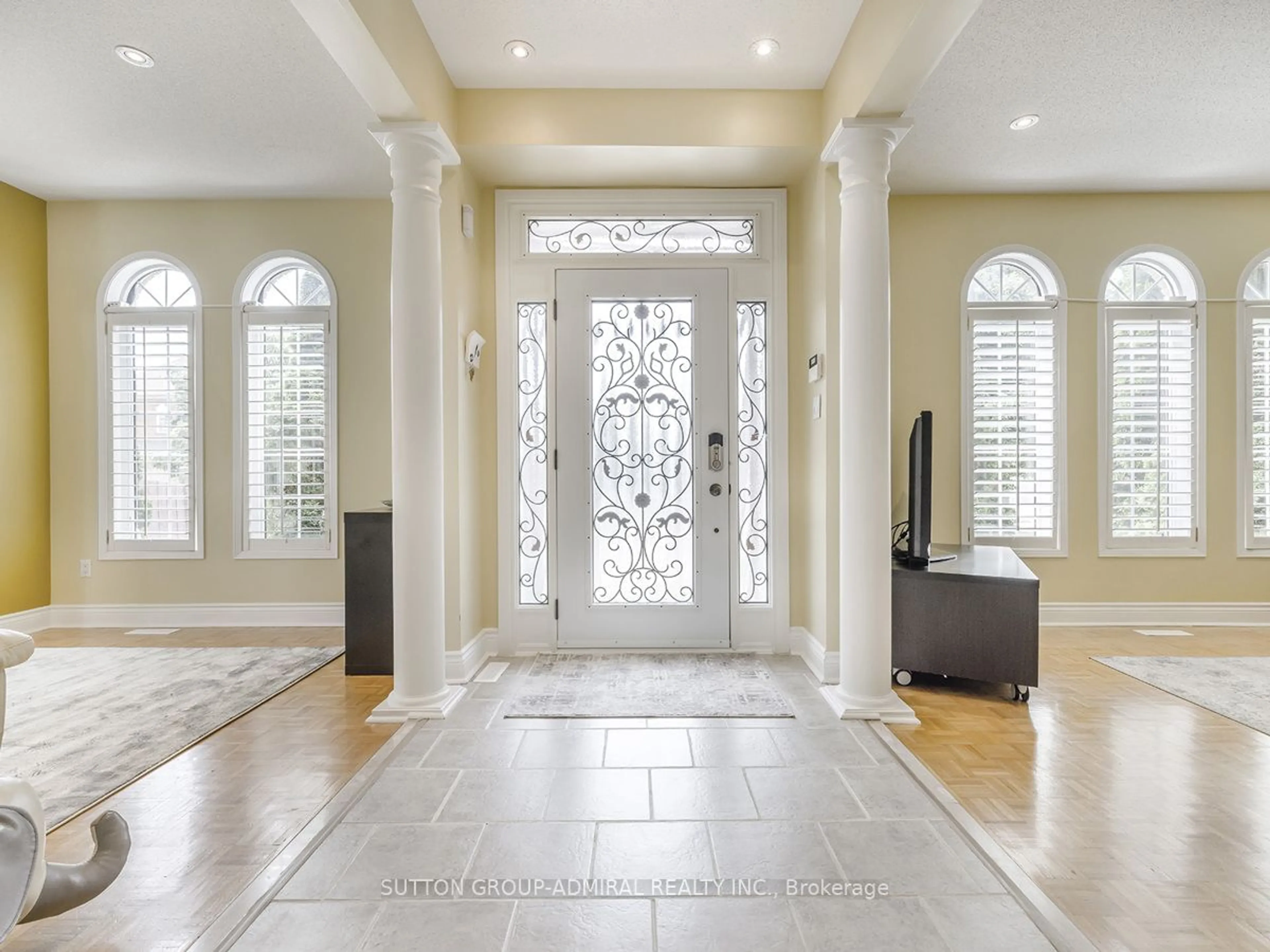 Indoor entryway for 59 Willow Tree St, Vaughan Ontario L6A 2R4