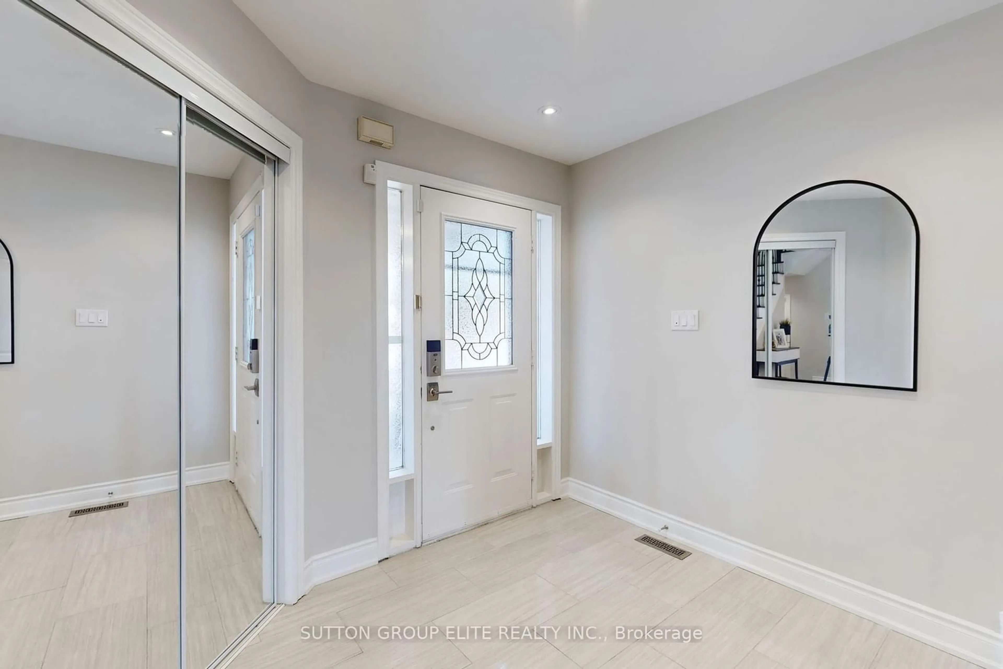 Indoor entryway, wood floors for 27 Deerwood Cres, Richmond Hill Ontario L4E 4B5