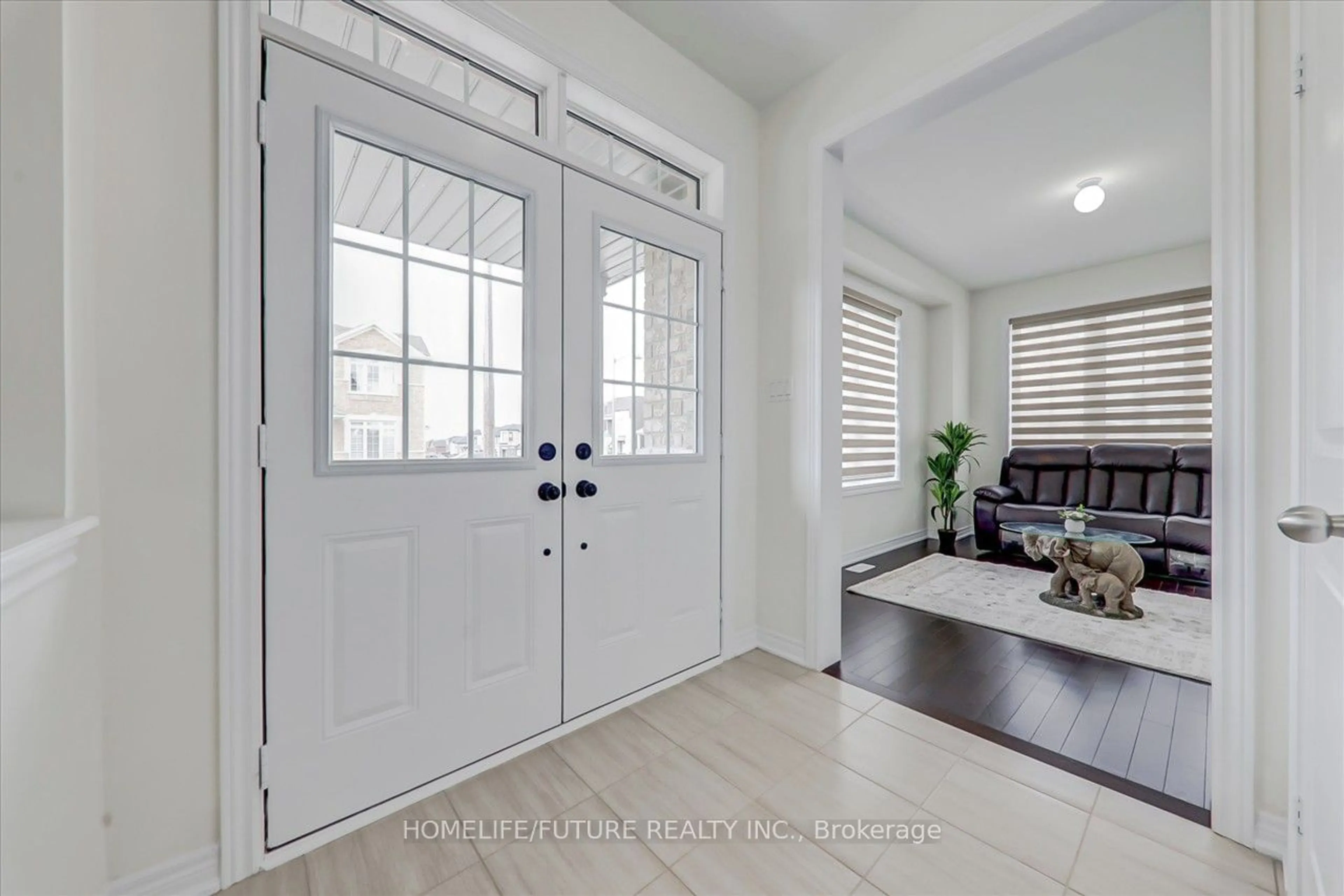 Indoor entryway for 235 Sunnyridge Ave, Whitchurch-Stouffville Ontario L4A 4W3