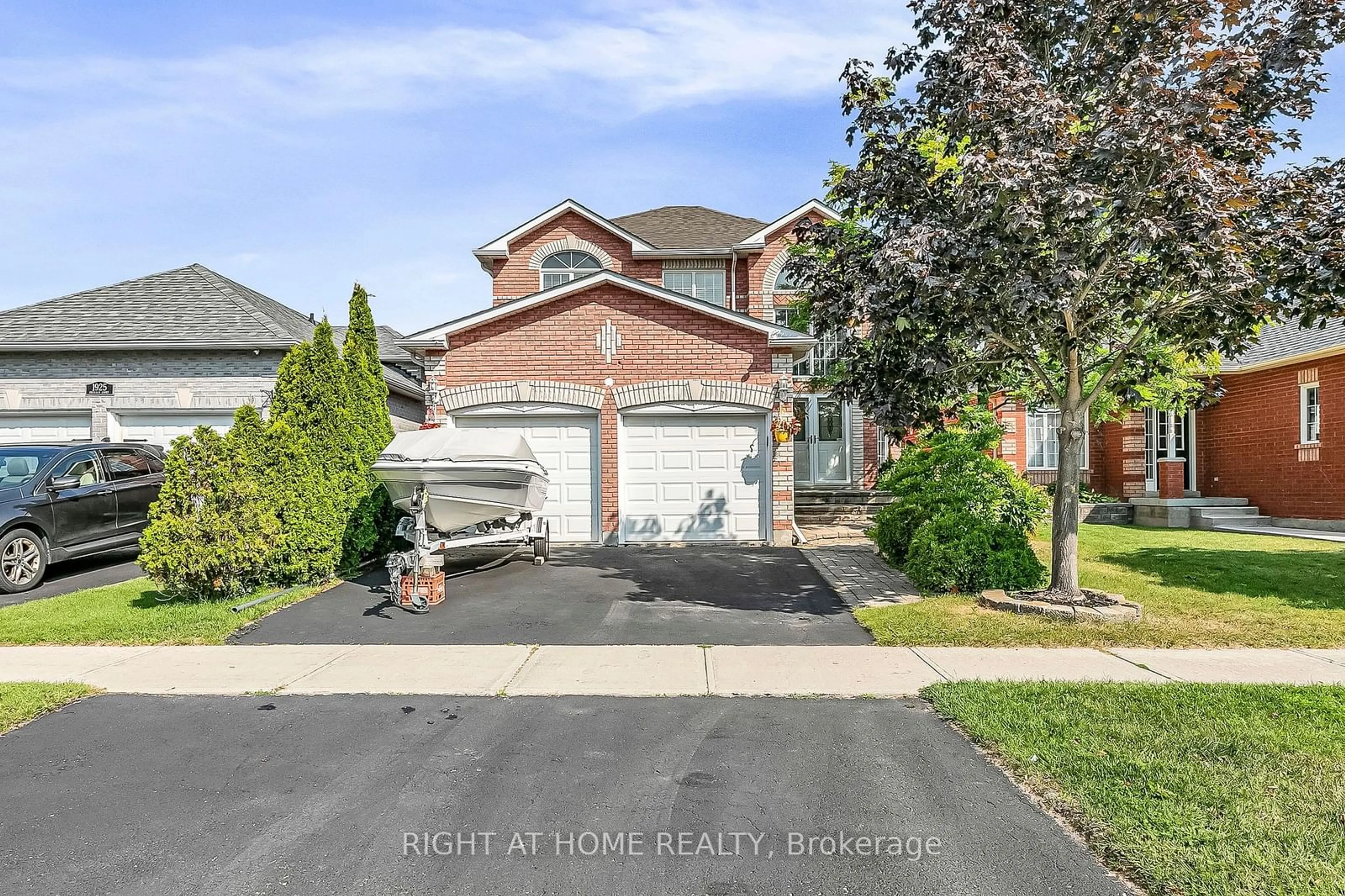 Frontside or backside of a home, the street view for 1923 Emerald Crt, Innisfil Ontario L9S 2A4