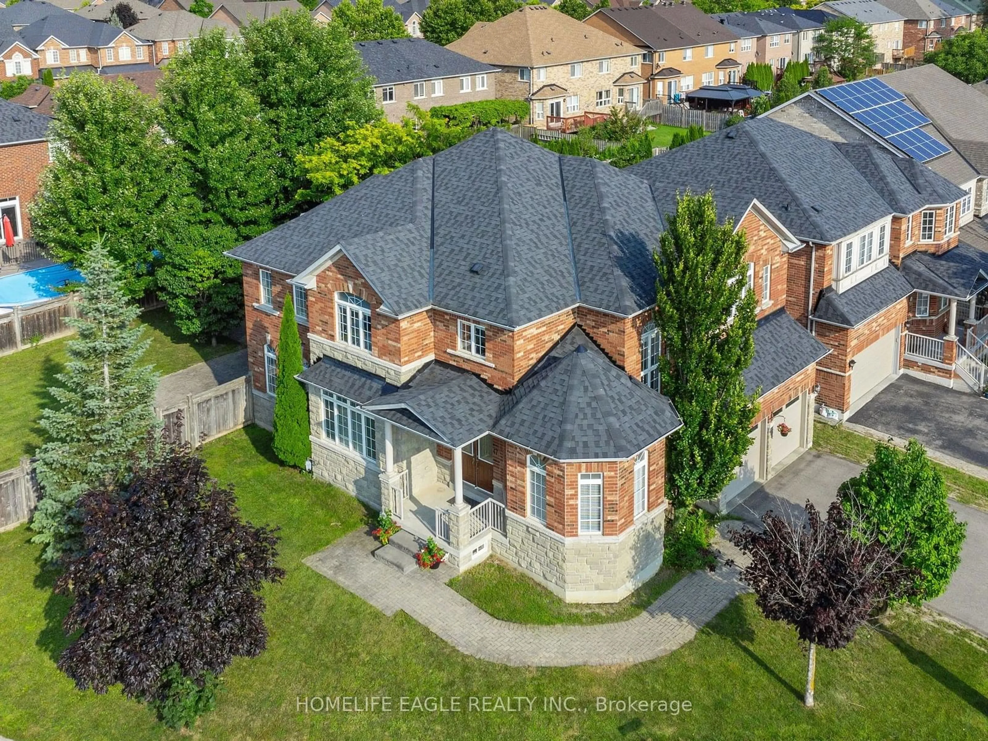 Frontside or backside of a home, the street view for 47 Hartwell Way, Aurora Ontario L4G 7X4