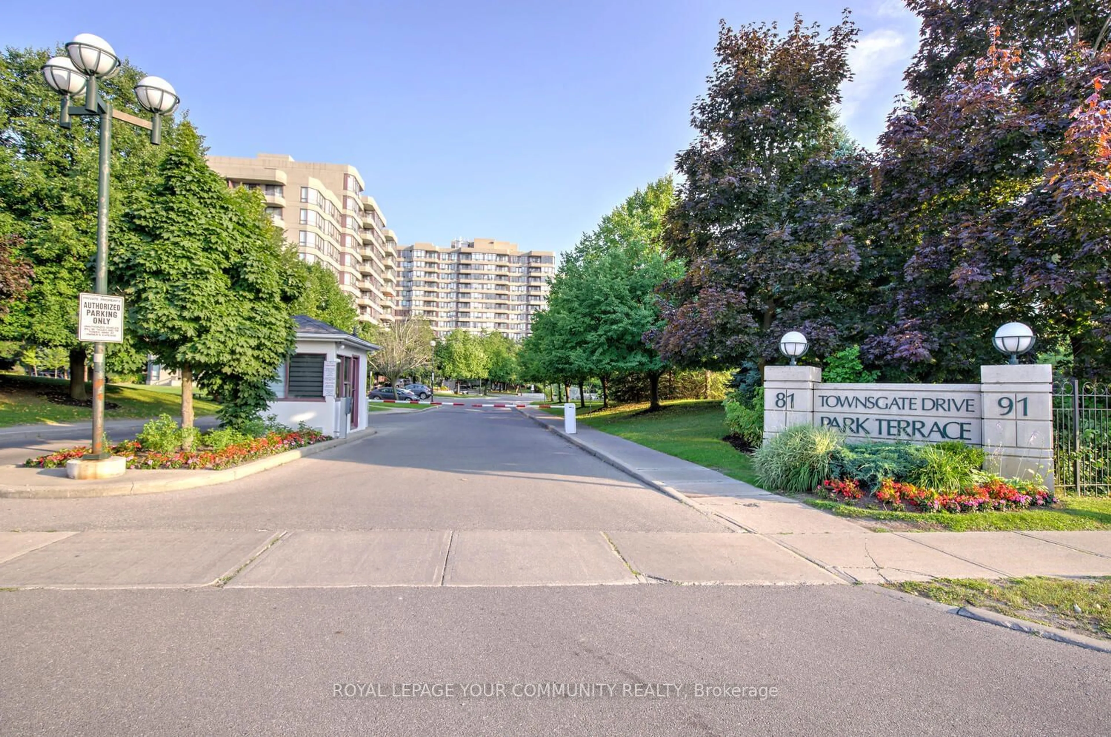 A pic from exterior of the house or condo, the street view for 91 Townsgate Dr #404, Vaughan Ontario L4J 8E8