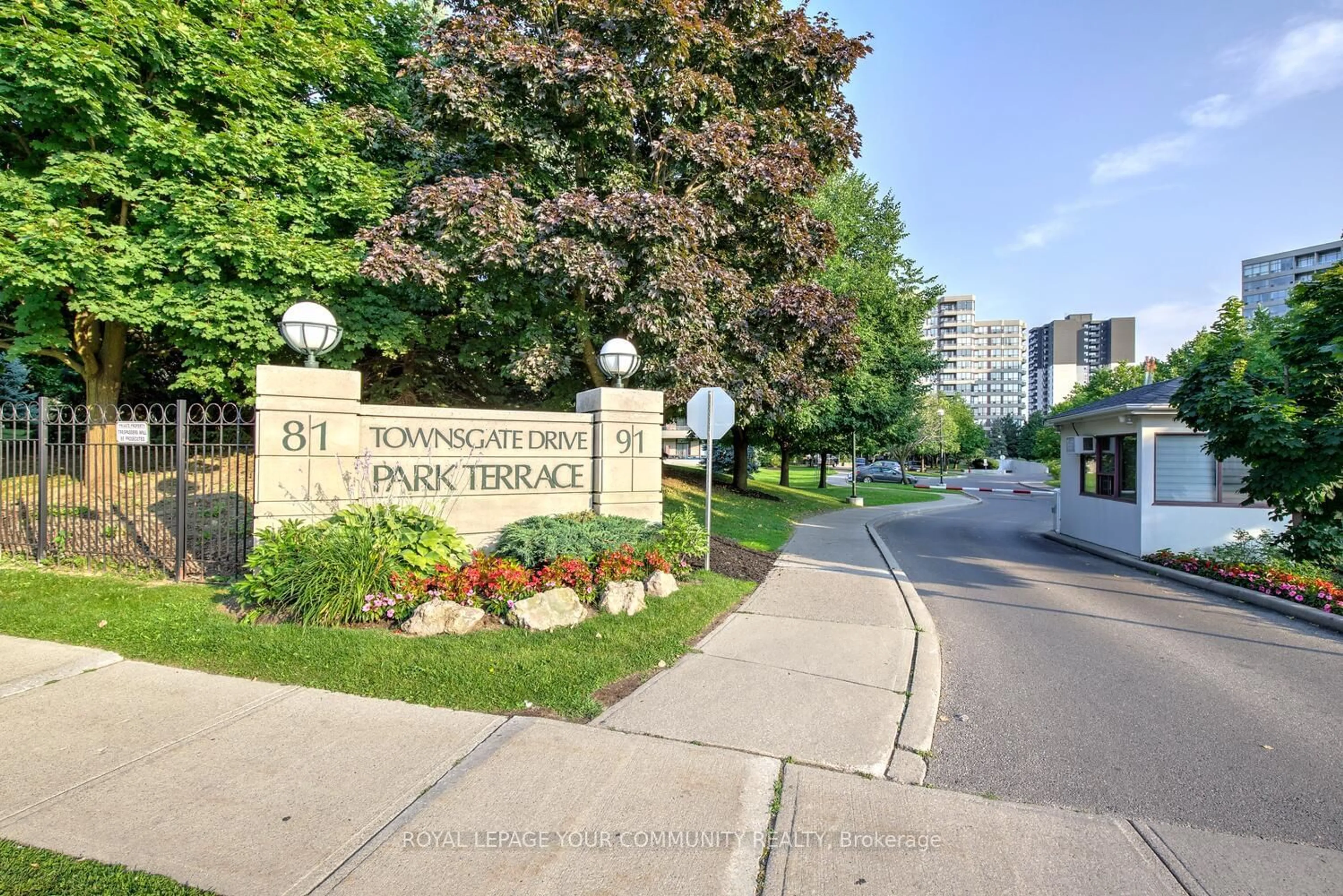 A pic from exterior of the house or condo, the street view for 91 Townsgate Dr #404, Vaughan Ontario L4J 8E8