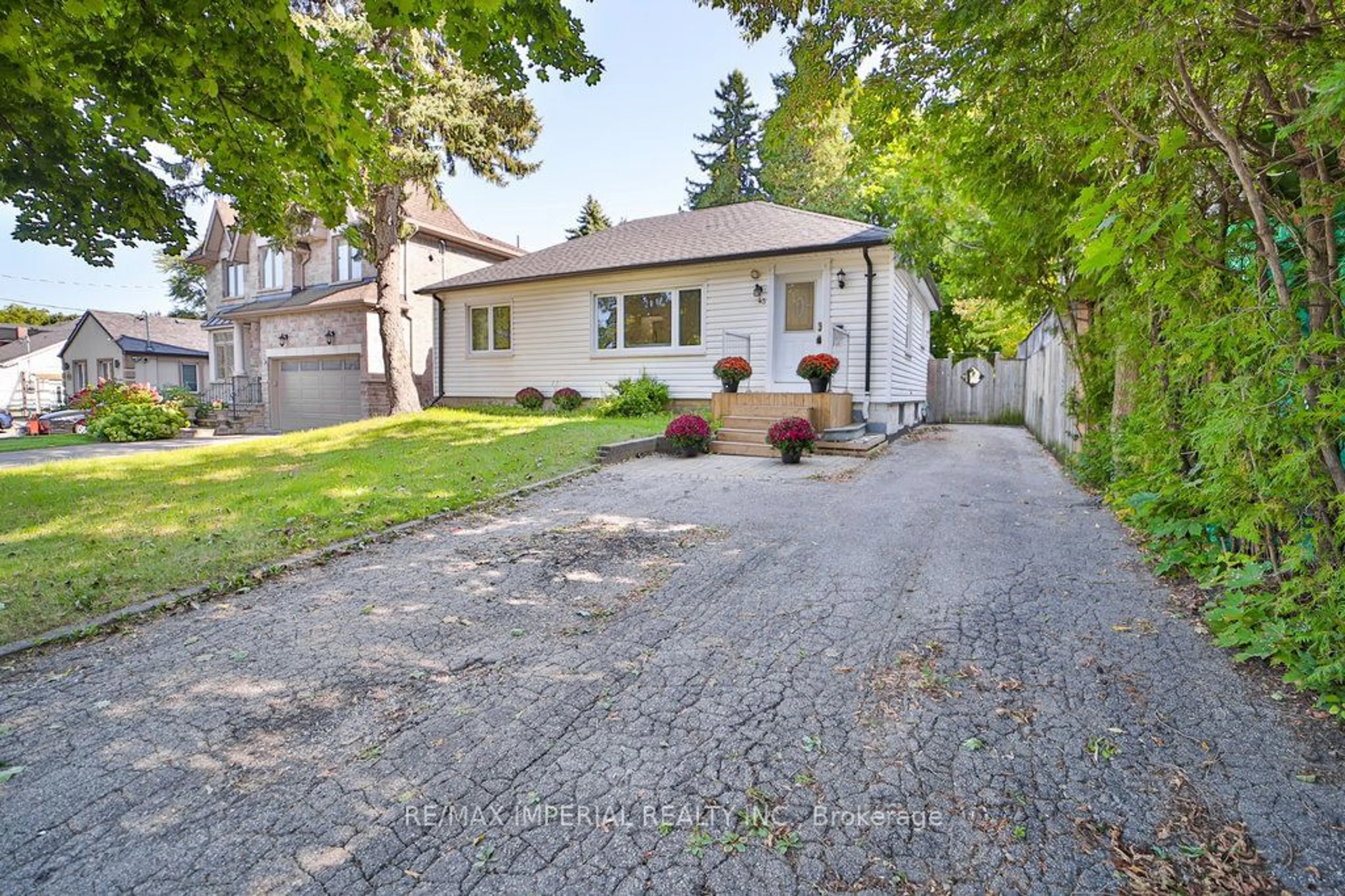 Frontside or backside of a home for 43 Meadowview Ave, Markham Ontario L3T 1K6