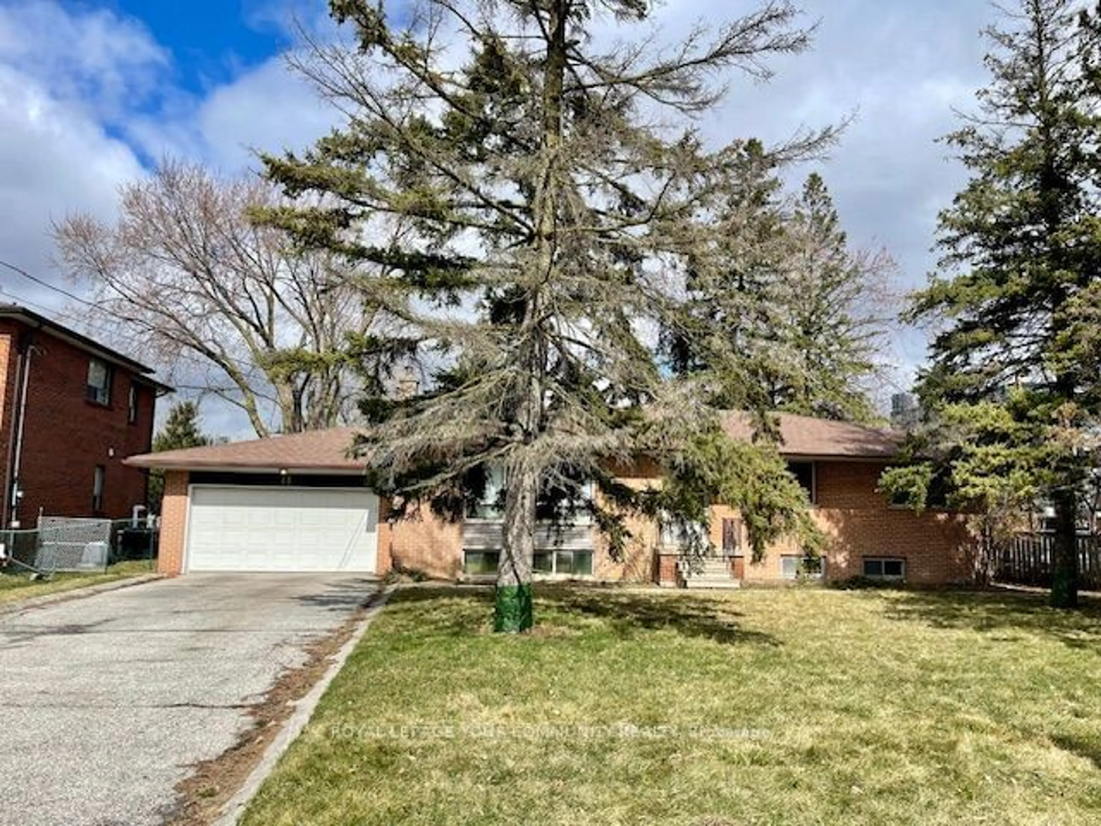 Frontside or backside of a home, the street view for 14 May Ave, Richmond Hill Ontario L4C 3S6