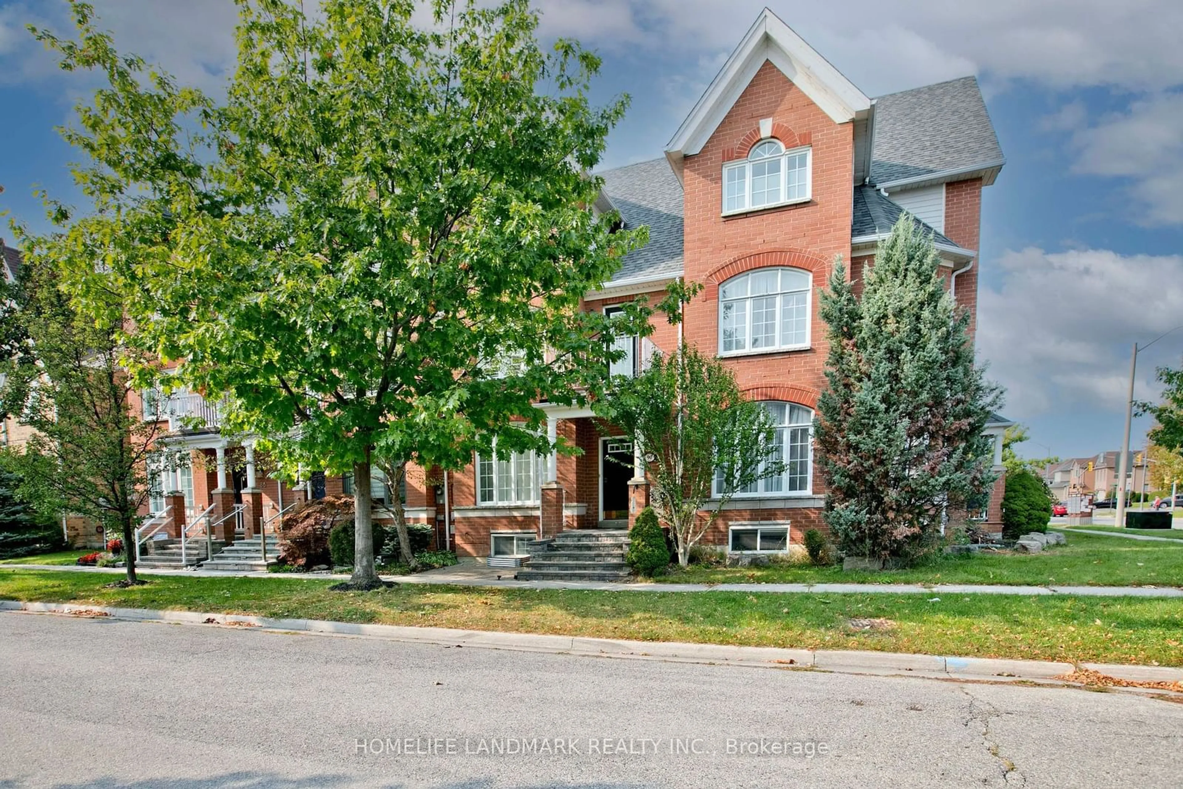 A pic from exterior of the house or condo for 90 Bassett Ave, Richmond Hill Ontario L4B 4G1