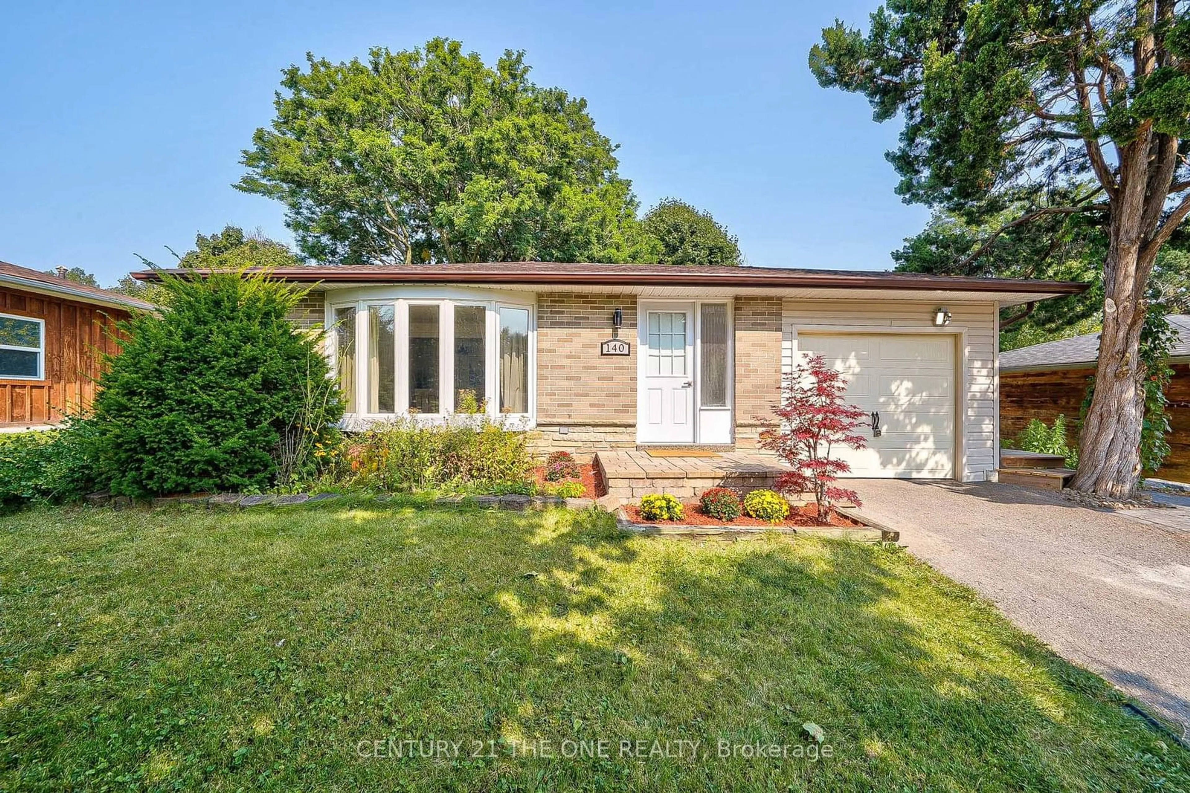 A pic from exterior of the house or condo, the fenced backyard for 140 Orchard Heights Blvd, Aurora Ontario L4G 3A2