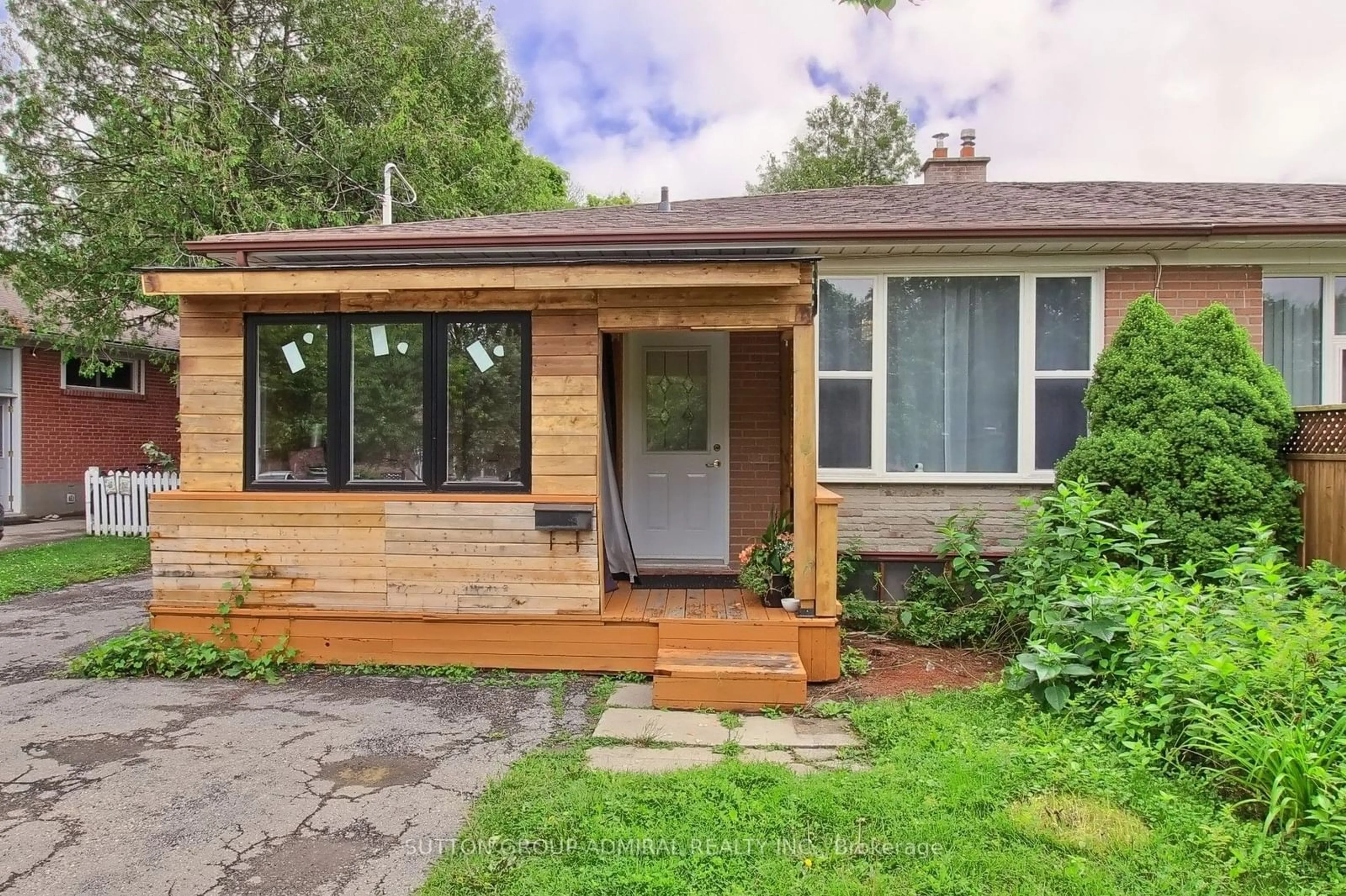 Frontside or backside of a home, cottage for 211 Axminster Dr, Richmond Hill Ontario L4C 2W2