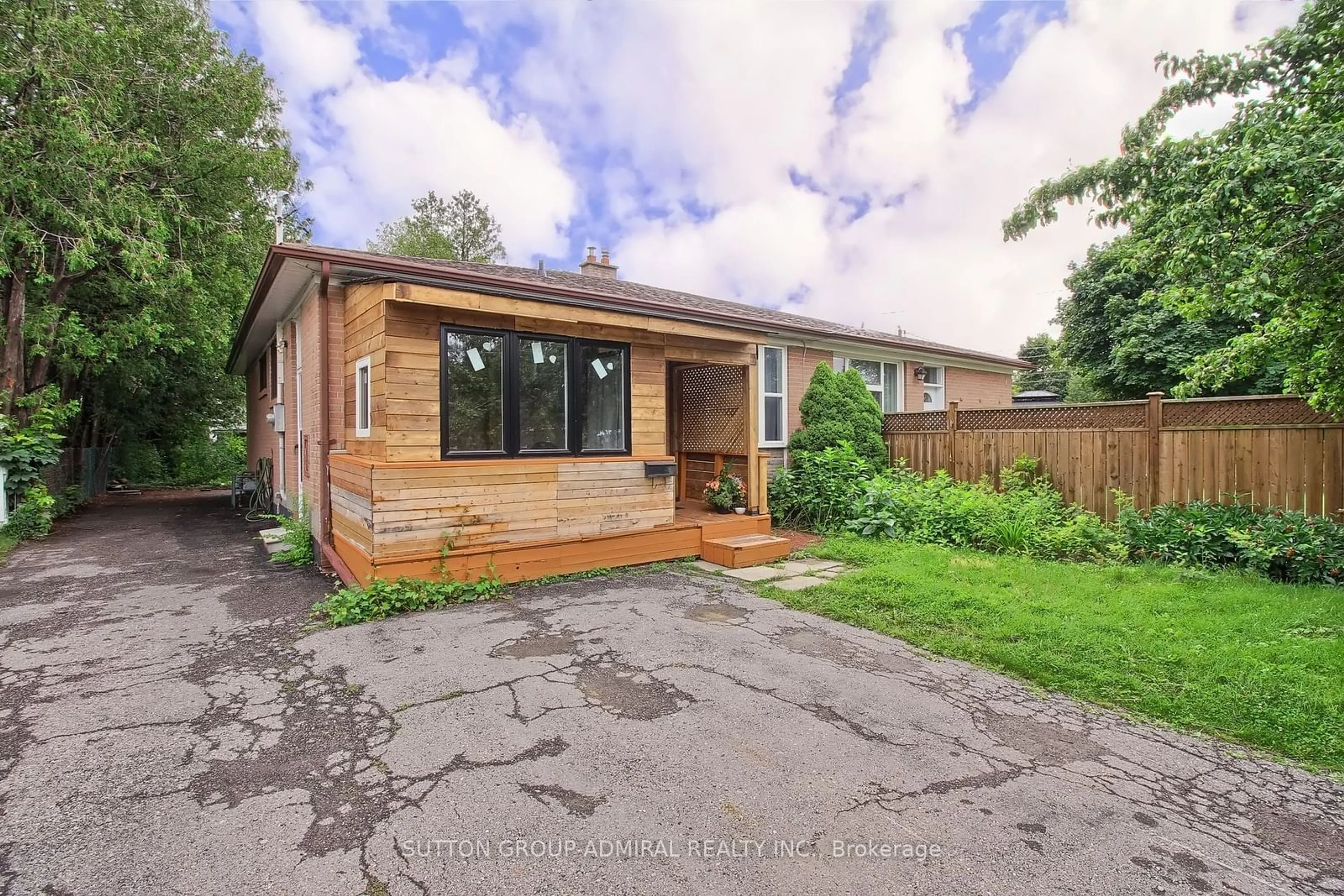 Frontside or backside of a home, cottage for 211 Axminster Dr, Richmond Hill Ontario L4C 2W2