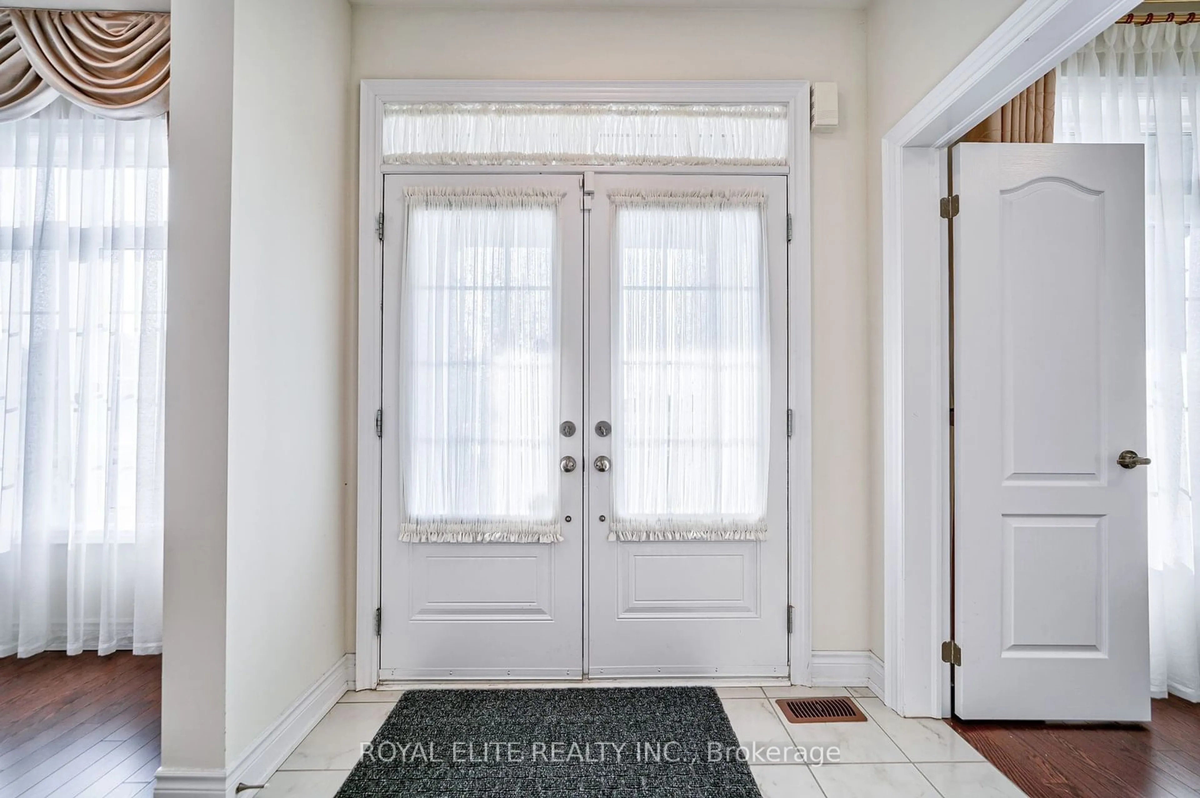 Indoor entryway, wood floors for 331 William Forster Rd, Markham Ontario L6B 0R9