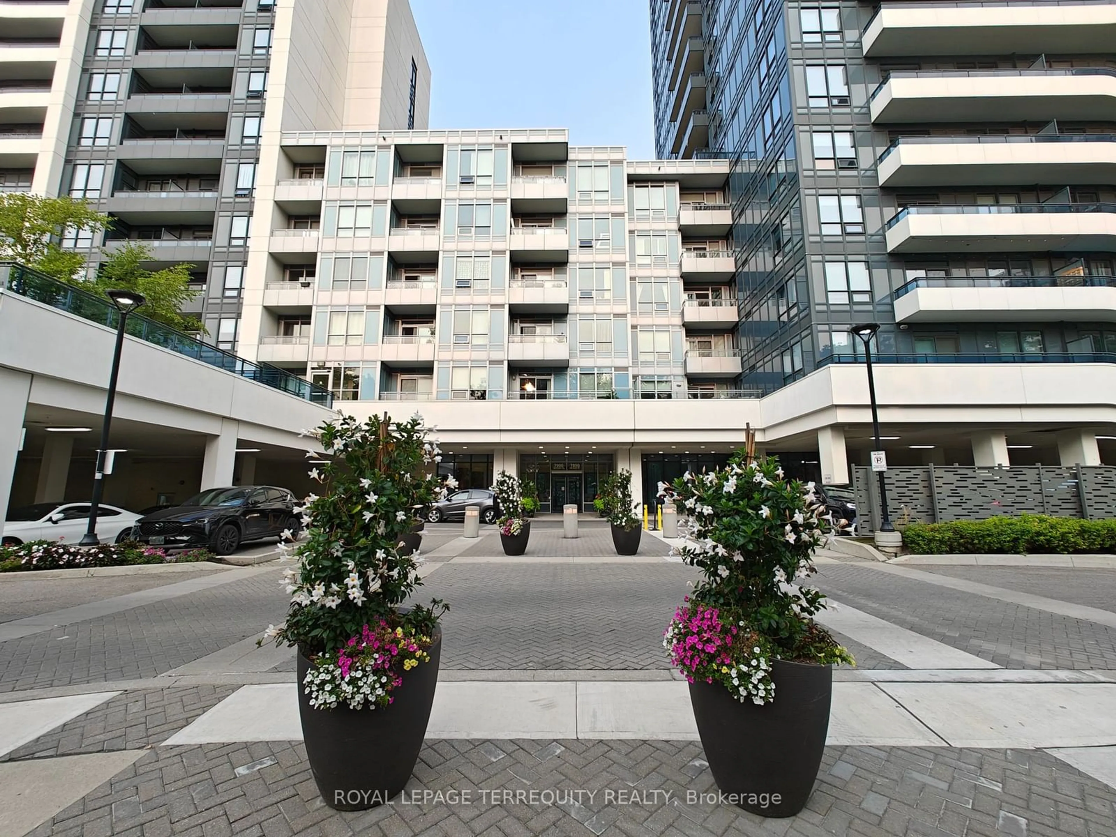 A pic from exterior of the house or condo for 7900 Bathurst St #525, Vaughan Ontario L4J 0J9