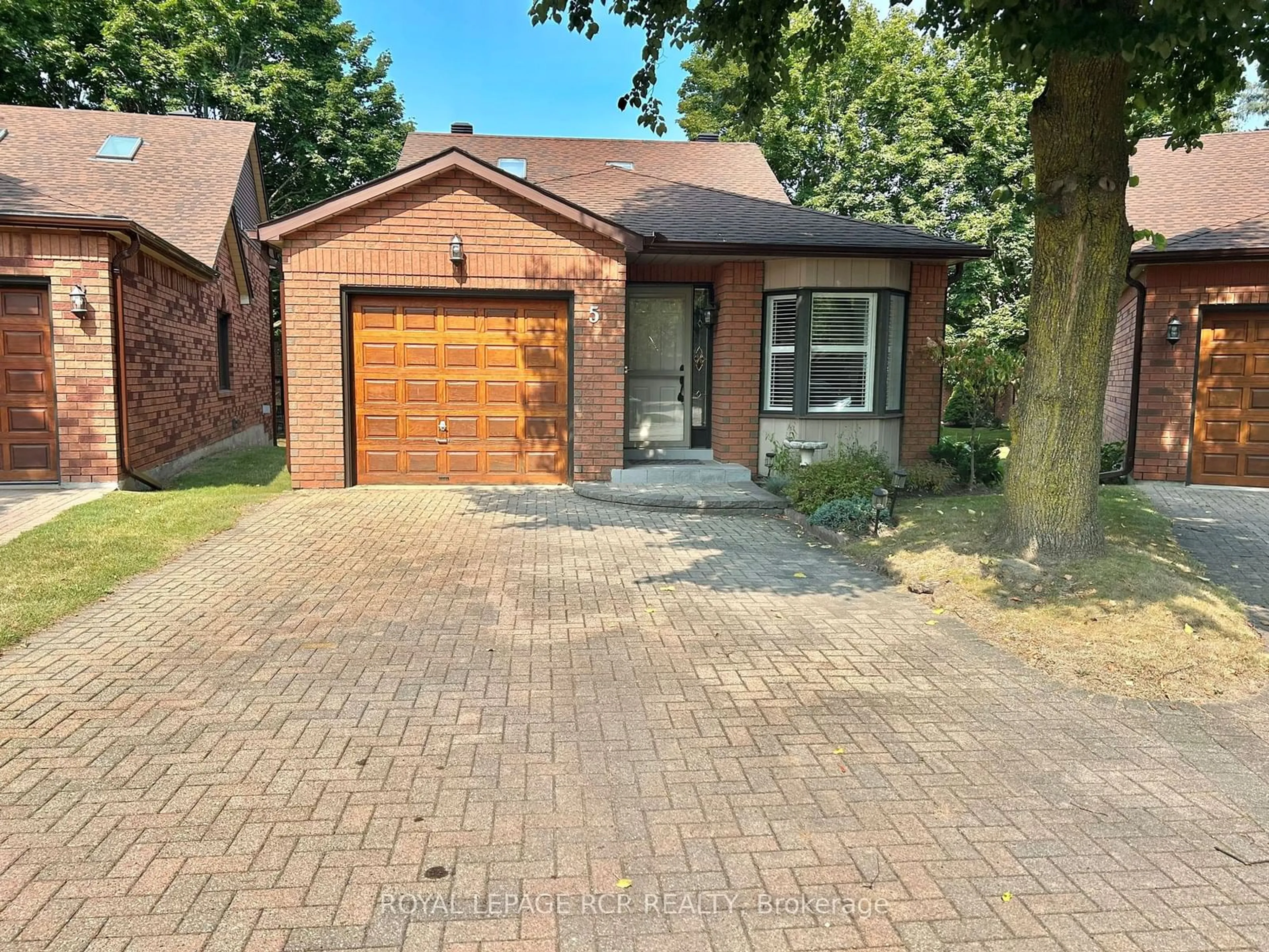 Home with brick exterior material for 5 Biffis Crt, New Tecumseth Ontario L9R 1Y7