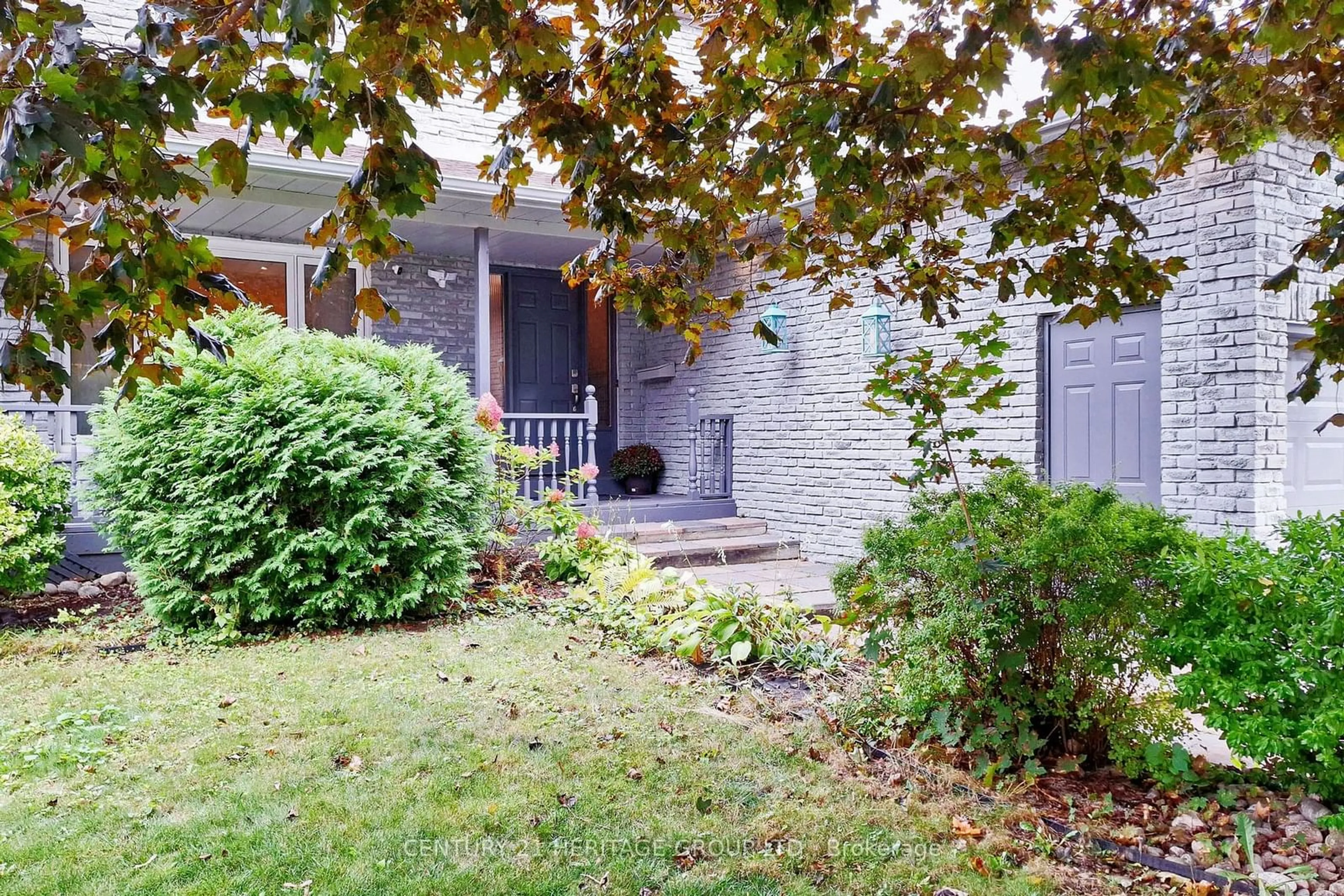 Outside view for 101 Lowe Blvd, Newmarket Ontario L3Y 6H1