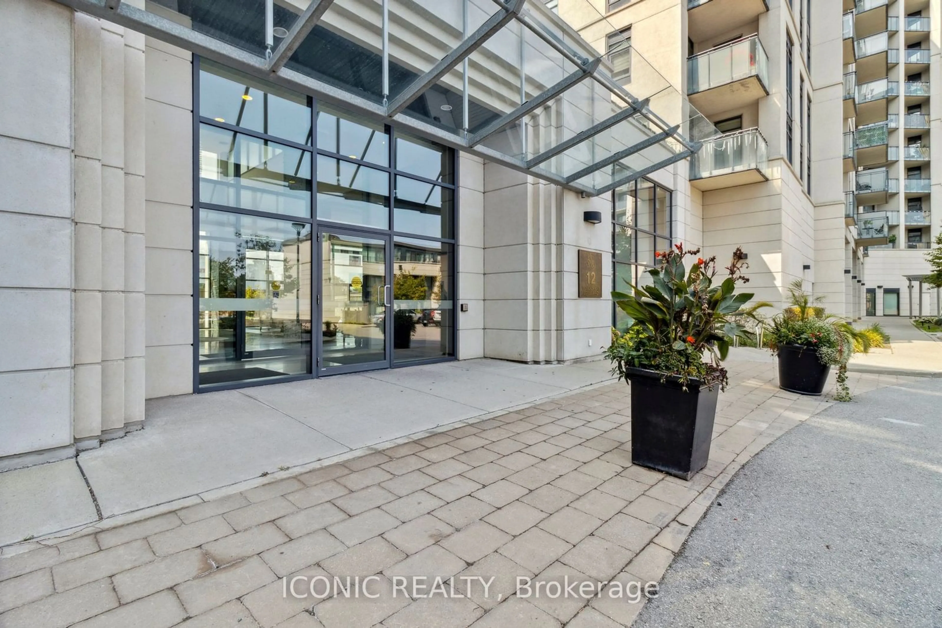 Indoor foyer for 12 Woodstream Blvd #518, Vaughan Ontario L4L 8C3