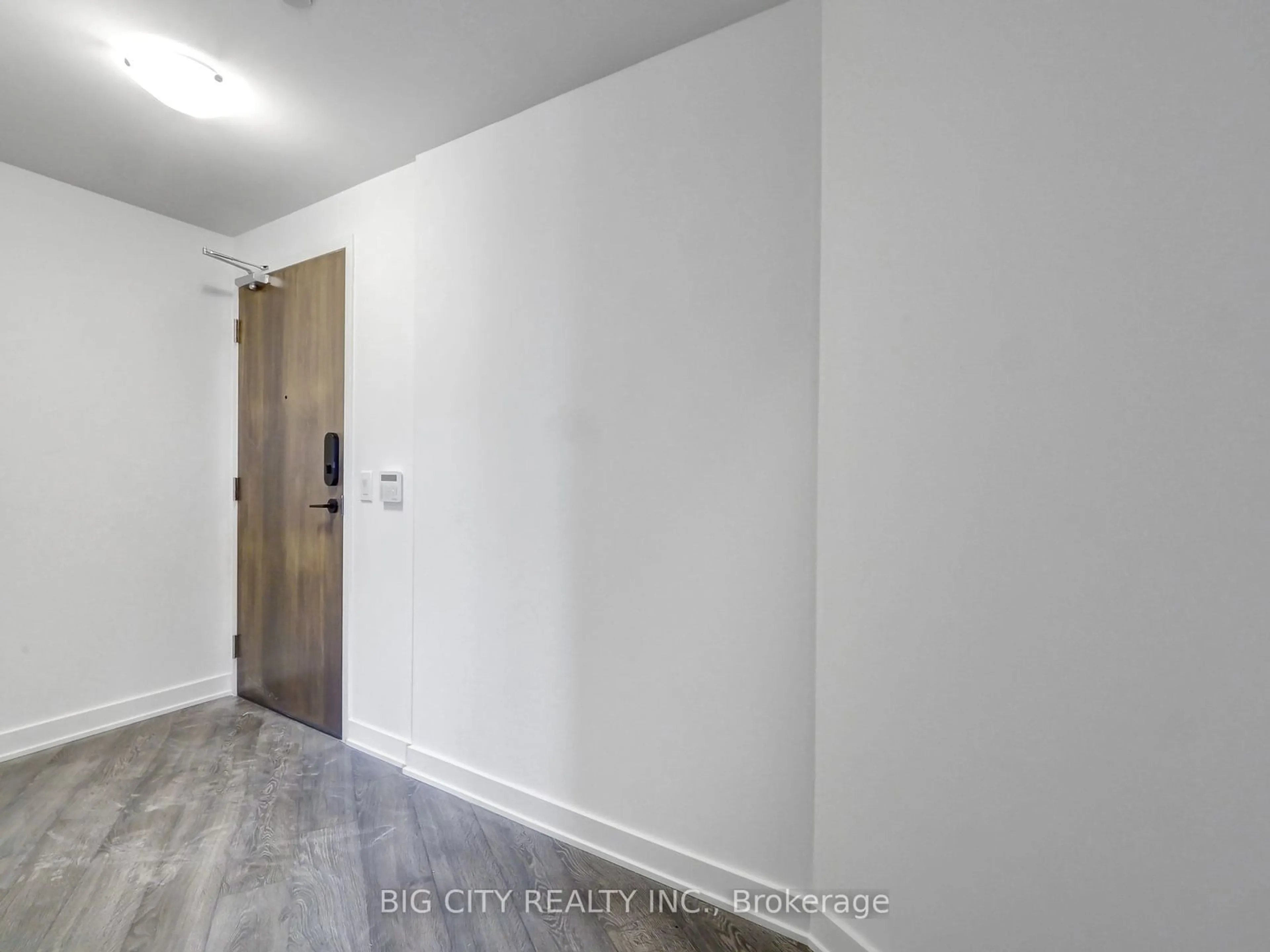 Indoor entryway for 120 Eagle Rock Way #211, Vaughan Ontario L6A 5C2