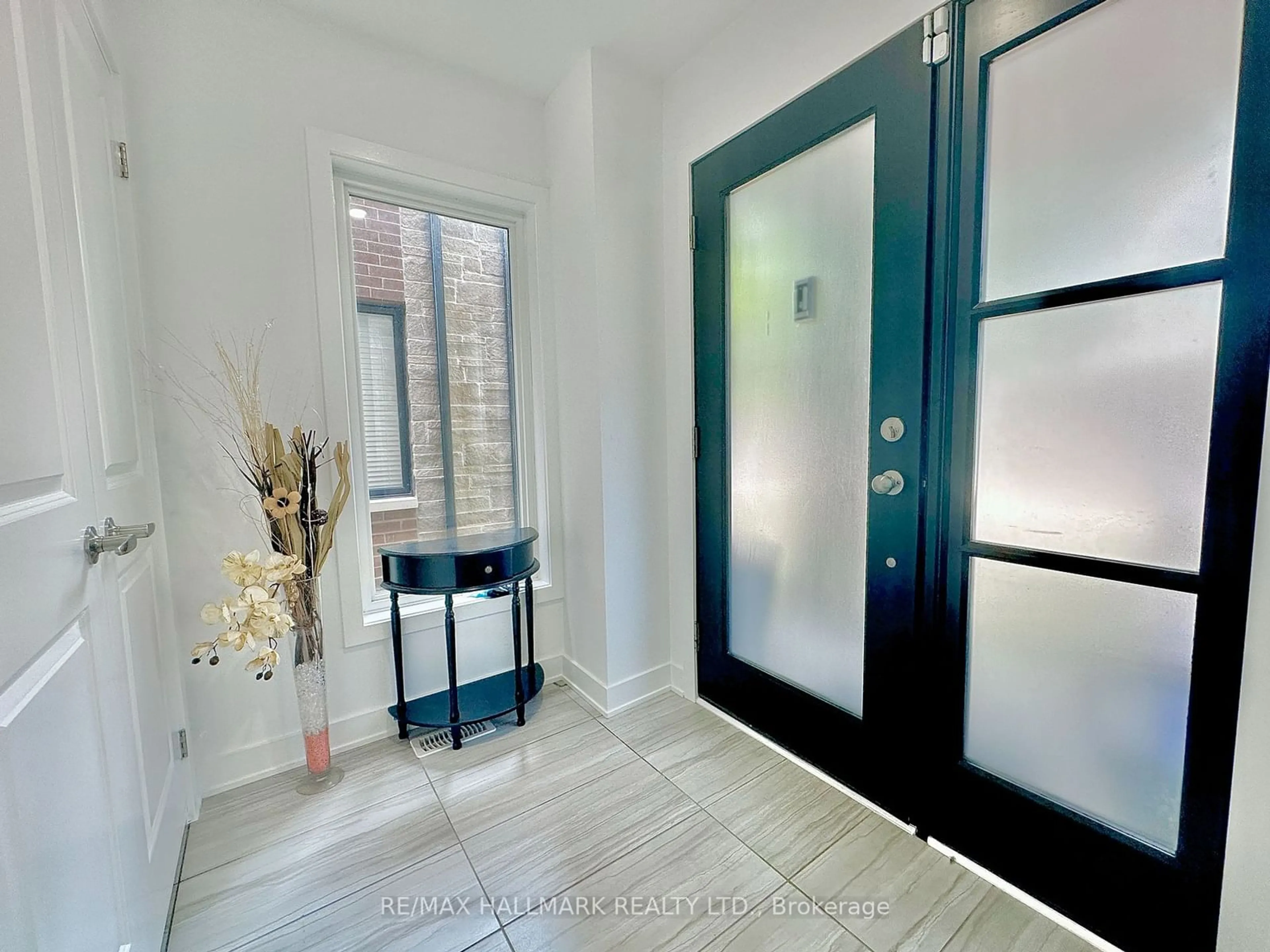 Indoor entryway for 37 Benoit St, Vaughan Ontario L4H 4R7