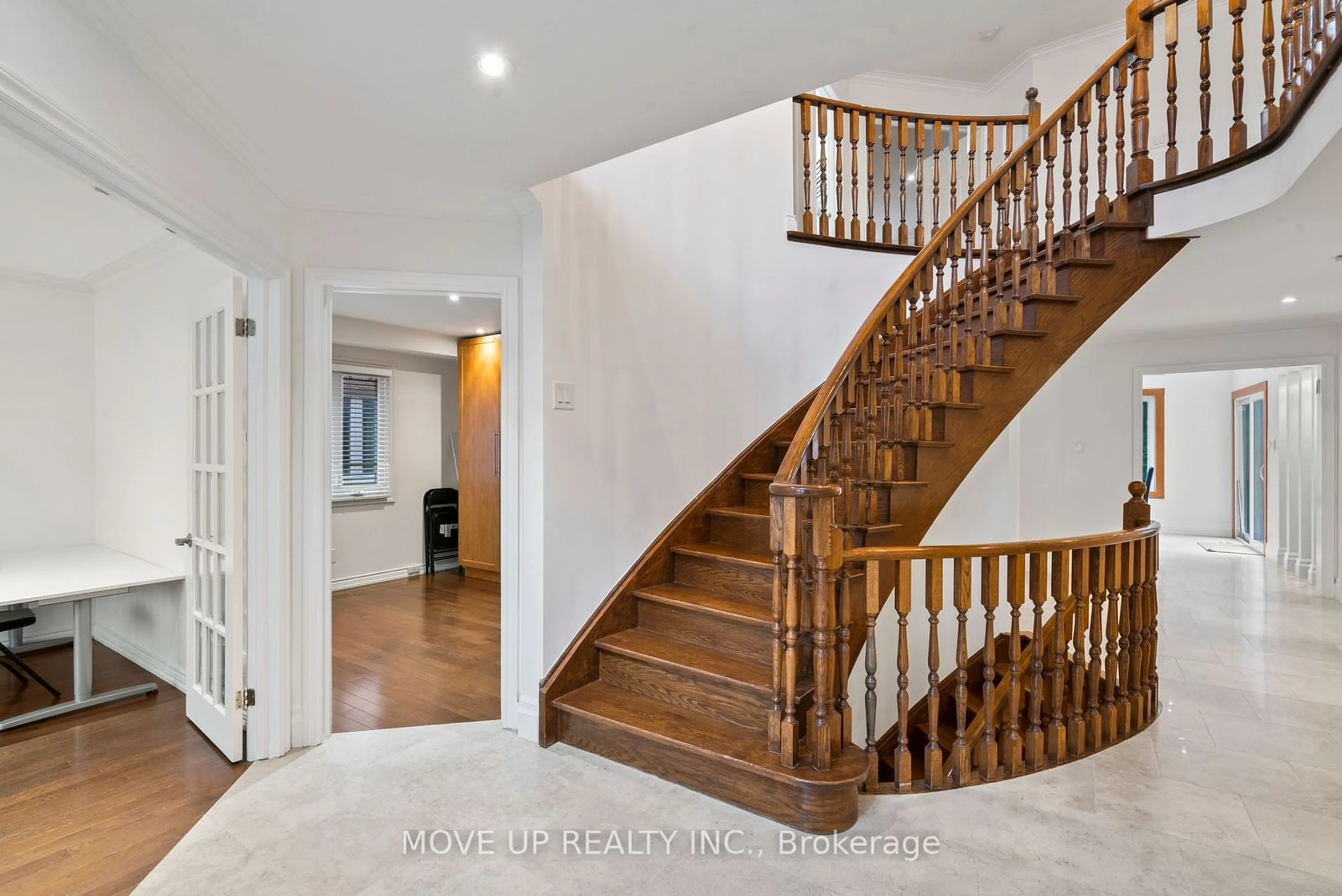 Indoor entryway, wood floors for 21 Gaby Crt, Richmond Hill Ontario L4C 8X1